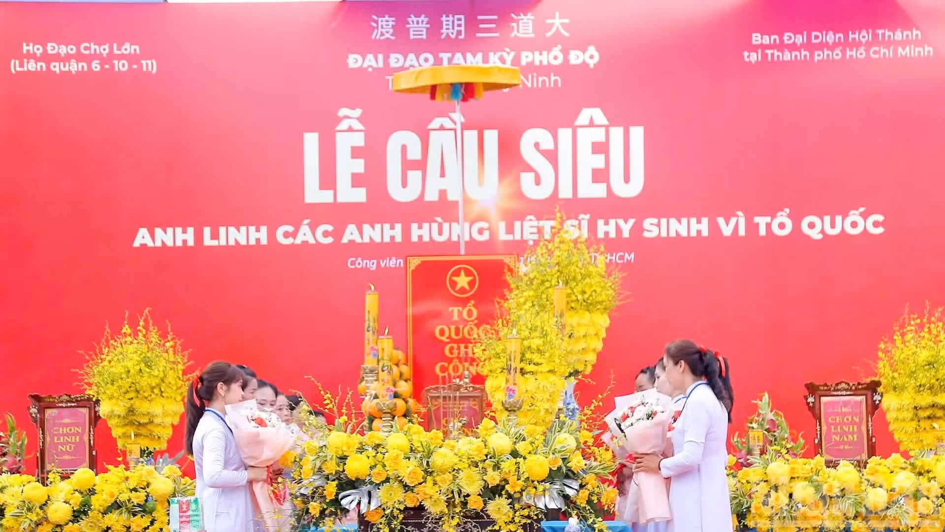 Douze jeunes officiants déposent des fleurs sur l’autel cérémoniel.