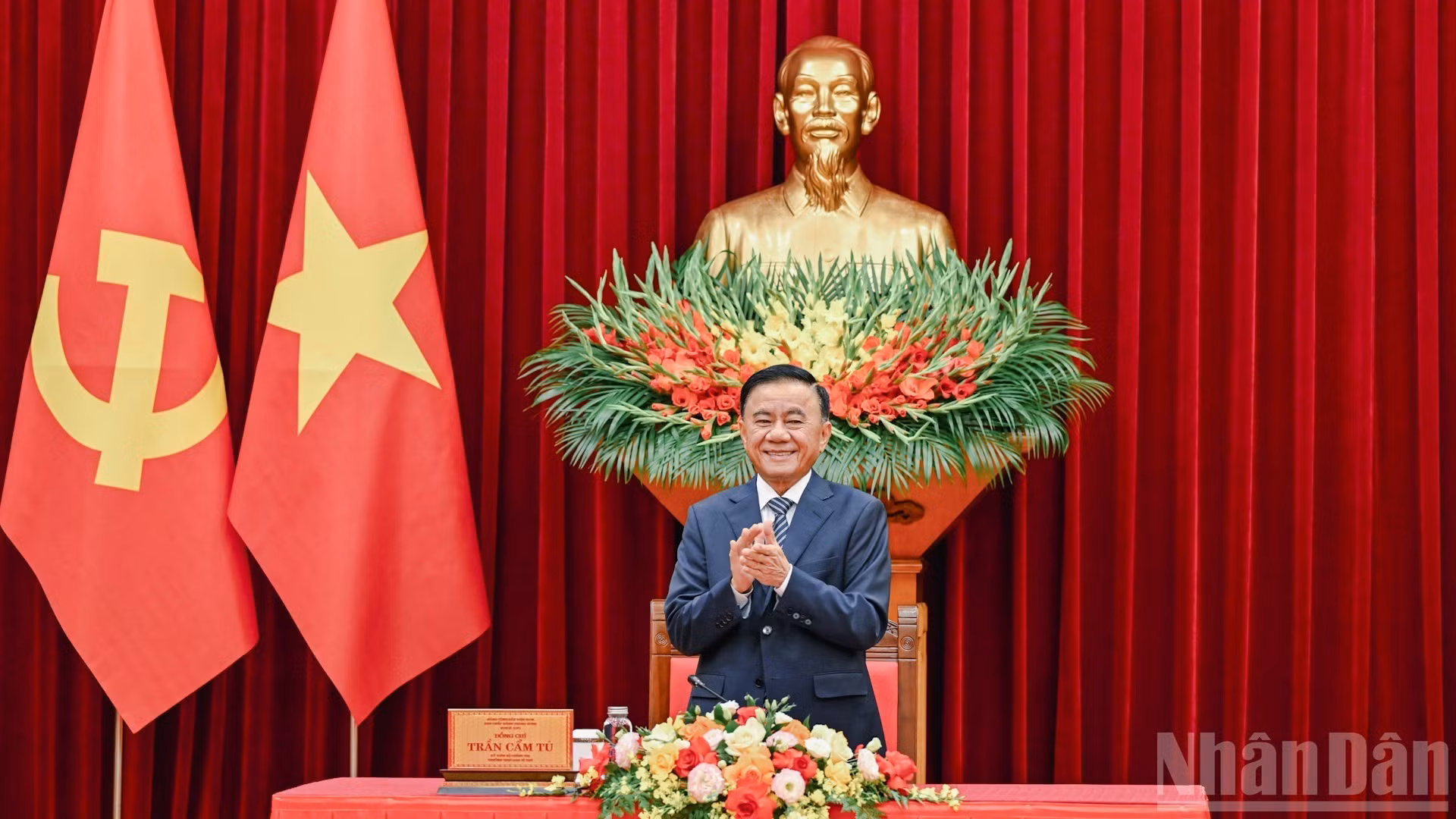Tran Cam Tu, permanent du Secrétariat du Comité central du Parti communiste du Vietnam, préside la rencontre avec la délégation de jeunes cadres dirigeants du Parti du peuple cambodgien (PPC). (Photo : Duy Linh)