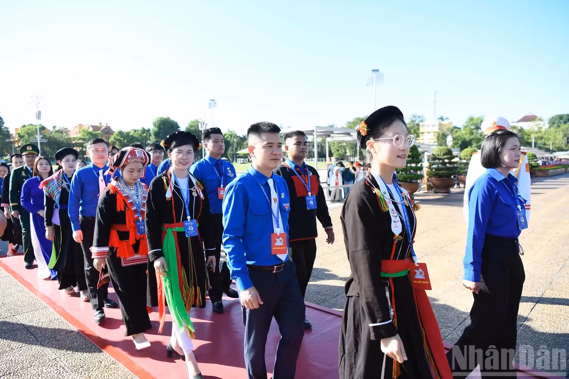 Les délégués se recueillent au mausolée du Président Hô Chi Minh.
