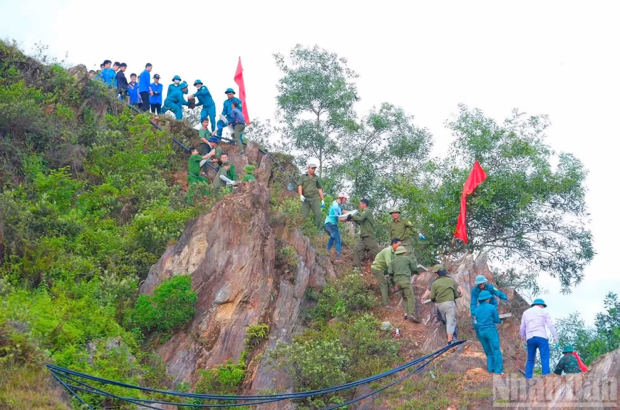 Des milliers de personnes participent à la restauration de l’inscription « Bác Hồ sống mãi » (Le Président Hô Chi Minh vit à jamais) sur le mont Nhon. (Photo : H.H)