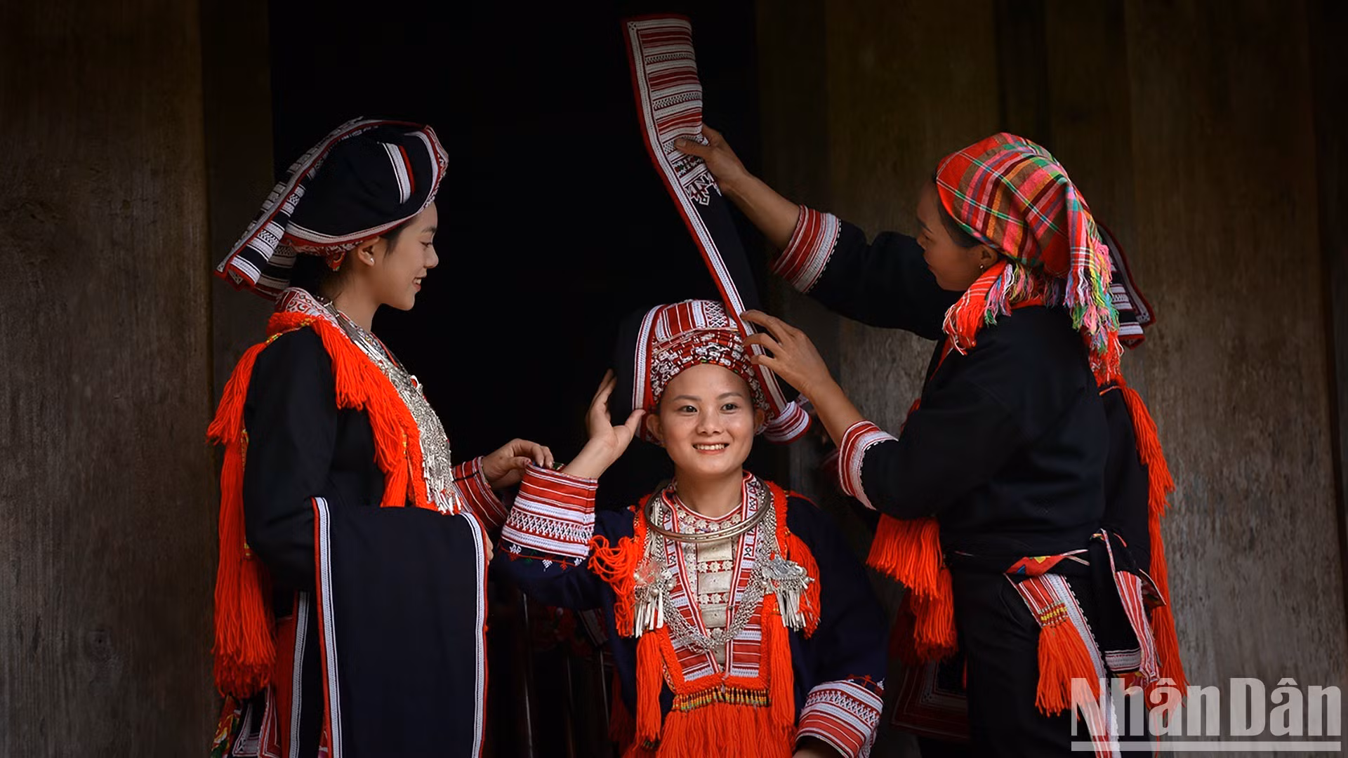 Une mariée Dao Rouge dans son costume traditionnel. Photo : Vu Linh