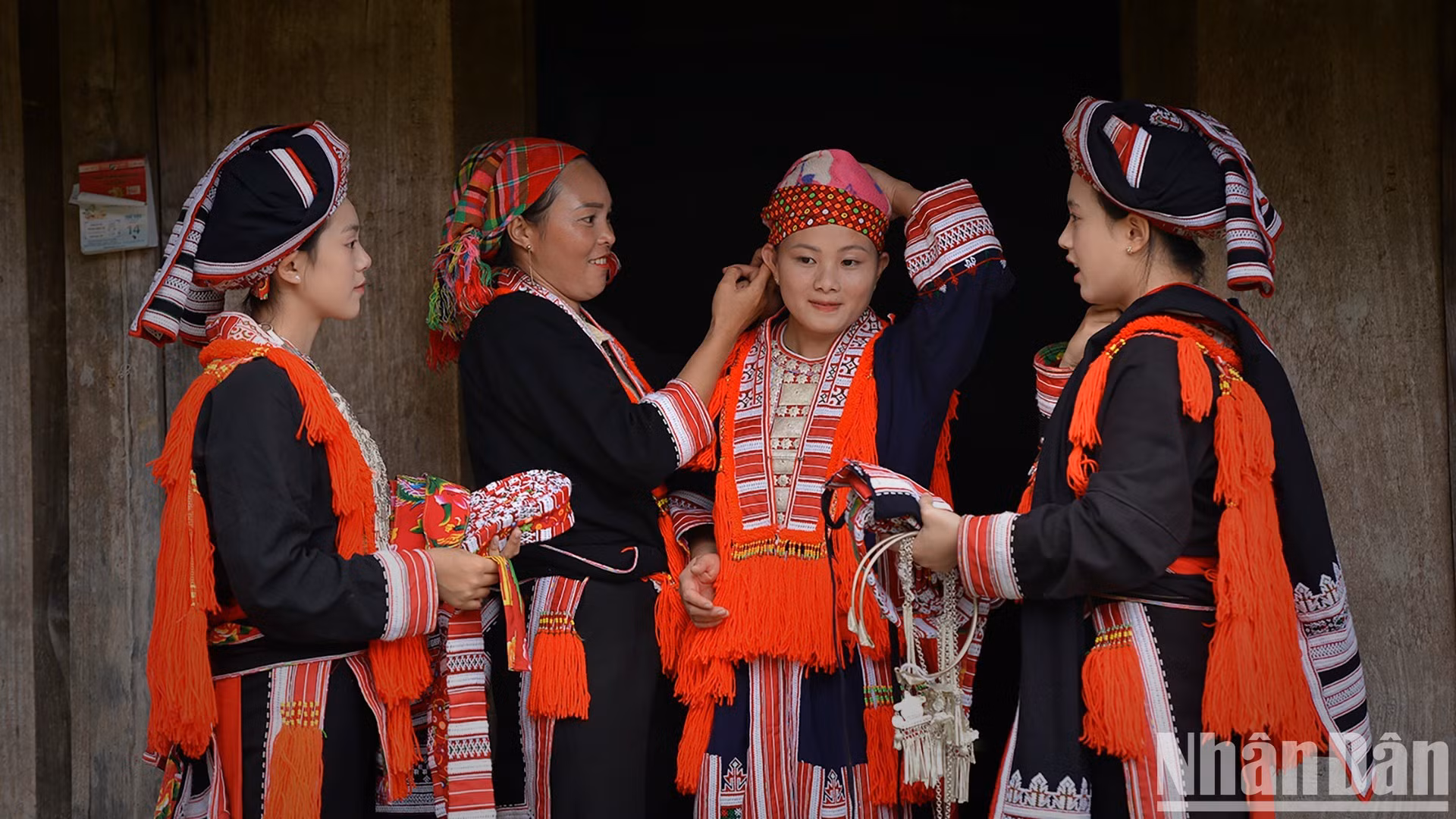La mariée suit les différentes étapes de la mise en place de sa coiffe. Photo : Vu Linh