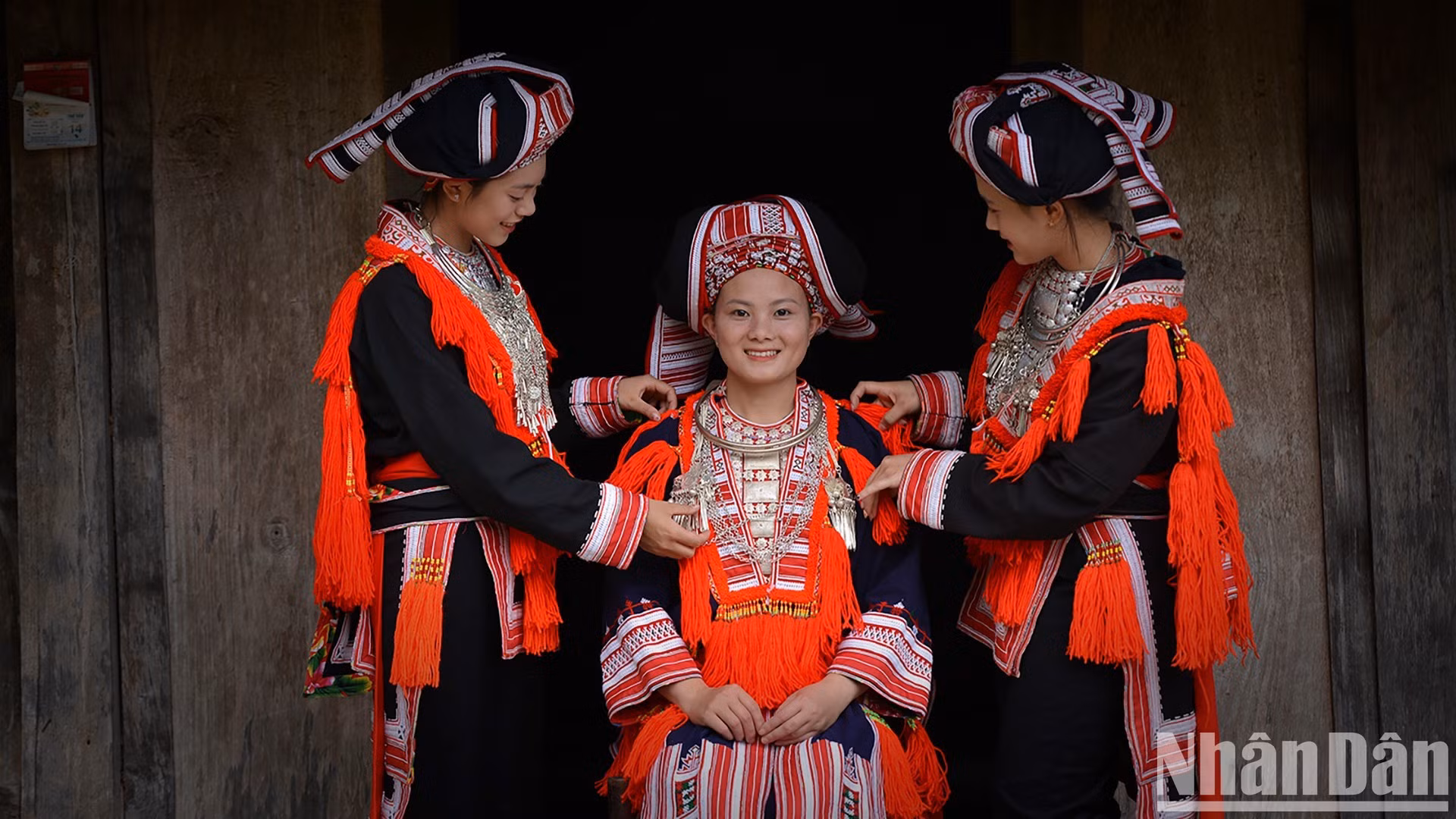 La mariée rayonne dans sa tenue de cérémonie. Photo : Vu Linh