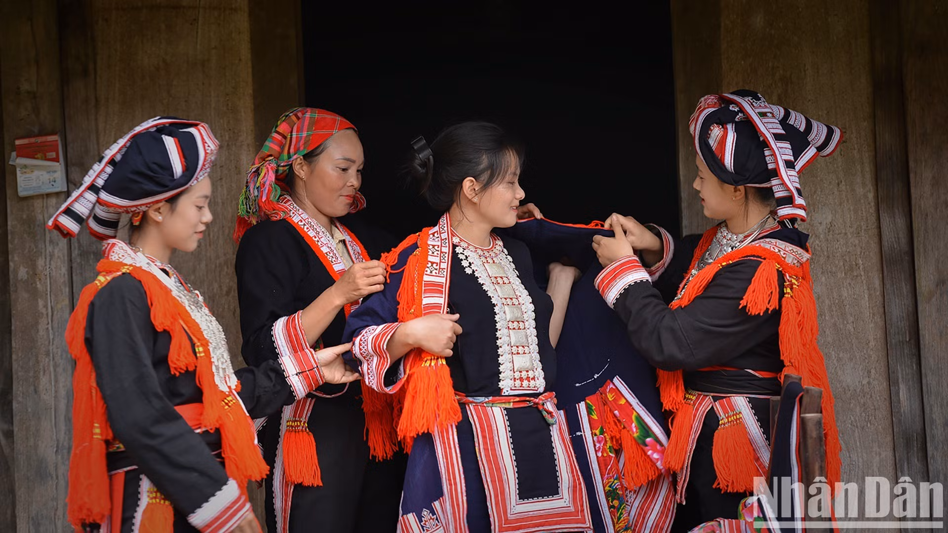 La mariée revêt sa tenue de cérémonie. Photo : Vu Linh