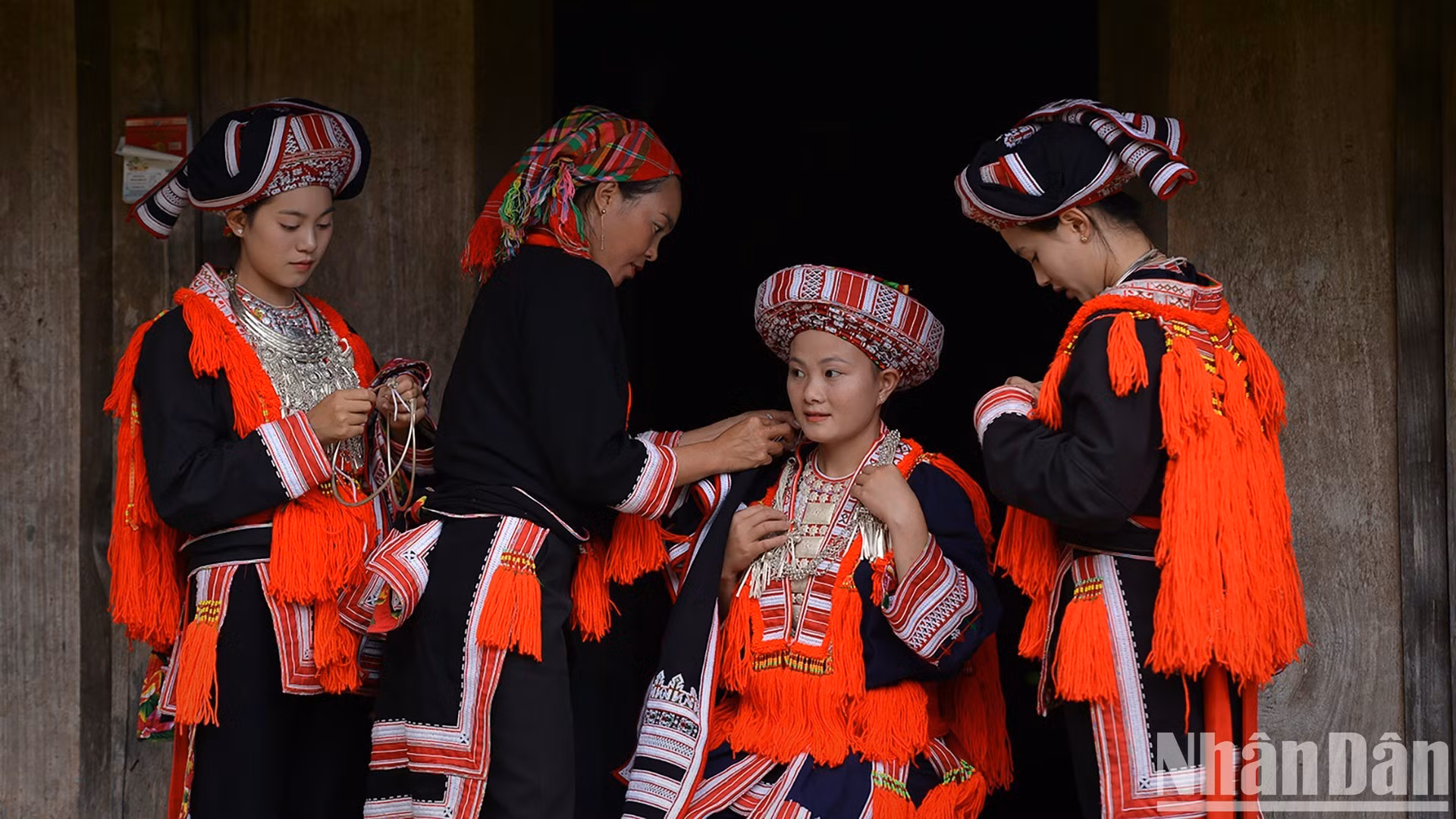 Le rouge domine le costume nuptial de la mariée Dao. Photo : Vu Linh