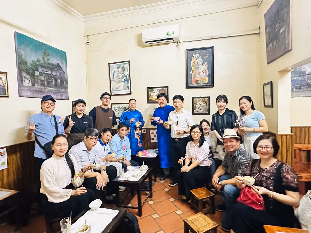 Les visiteurs découvrent et dégustent le célèbre café hanoïen au Café Giang. (Photo : Hoang Quyen)