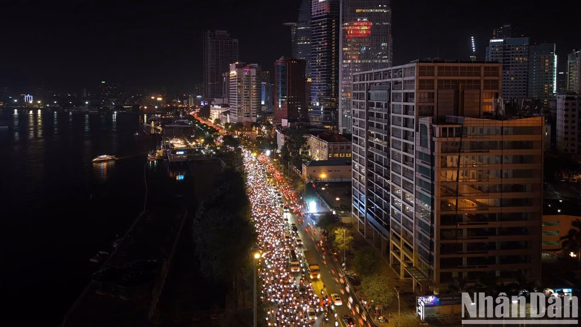 Les rues sont noires de monde. (Photo : The Anh)