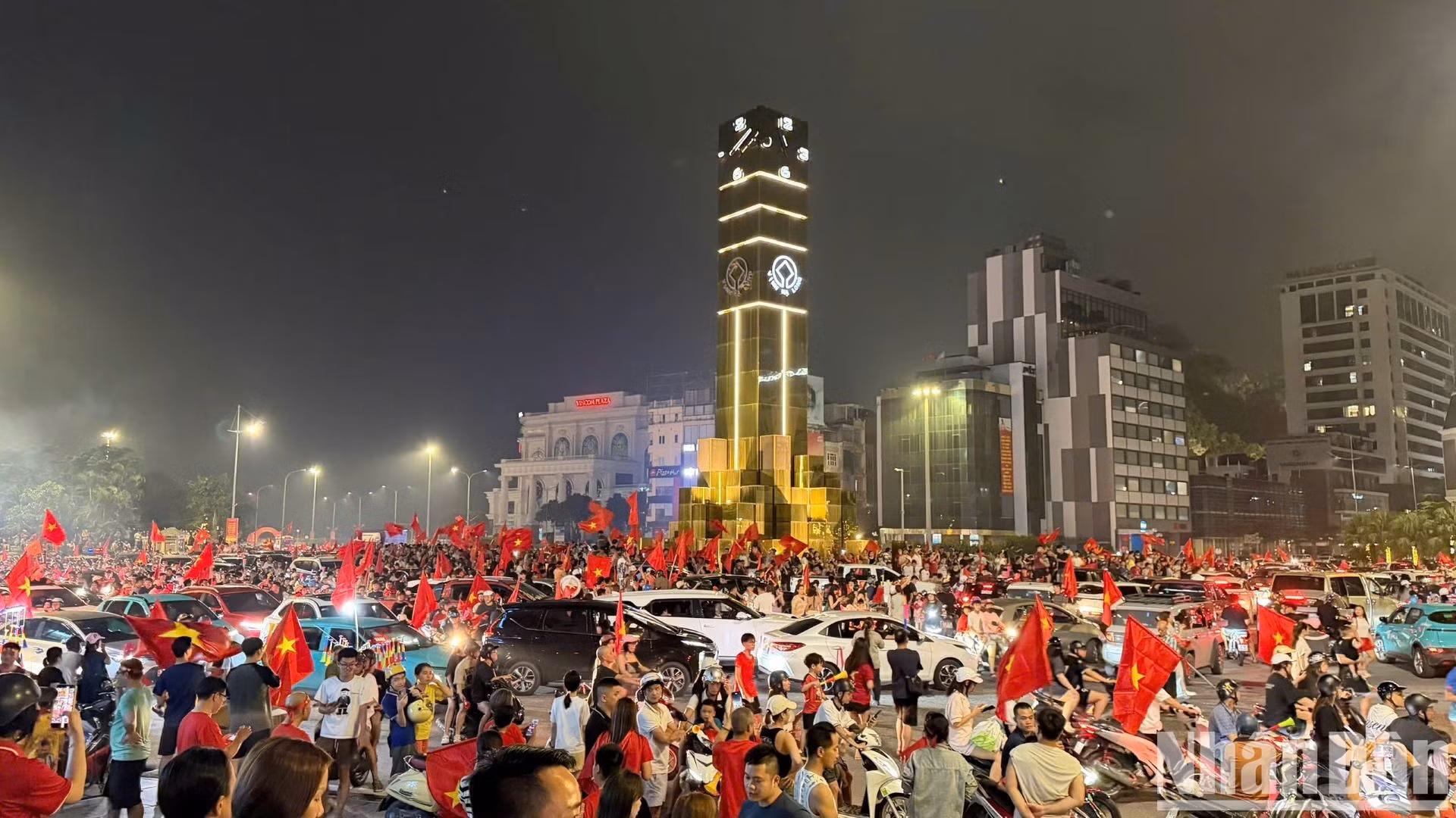 Les drapeaux nationaux illuminent les rues de Quang Ninh. (Photo : Quang Tho)
