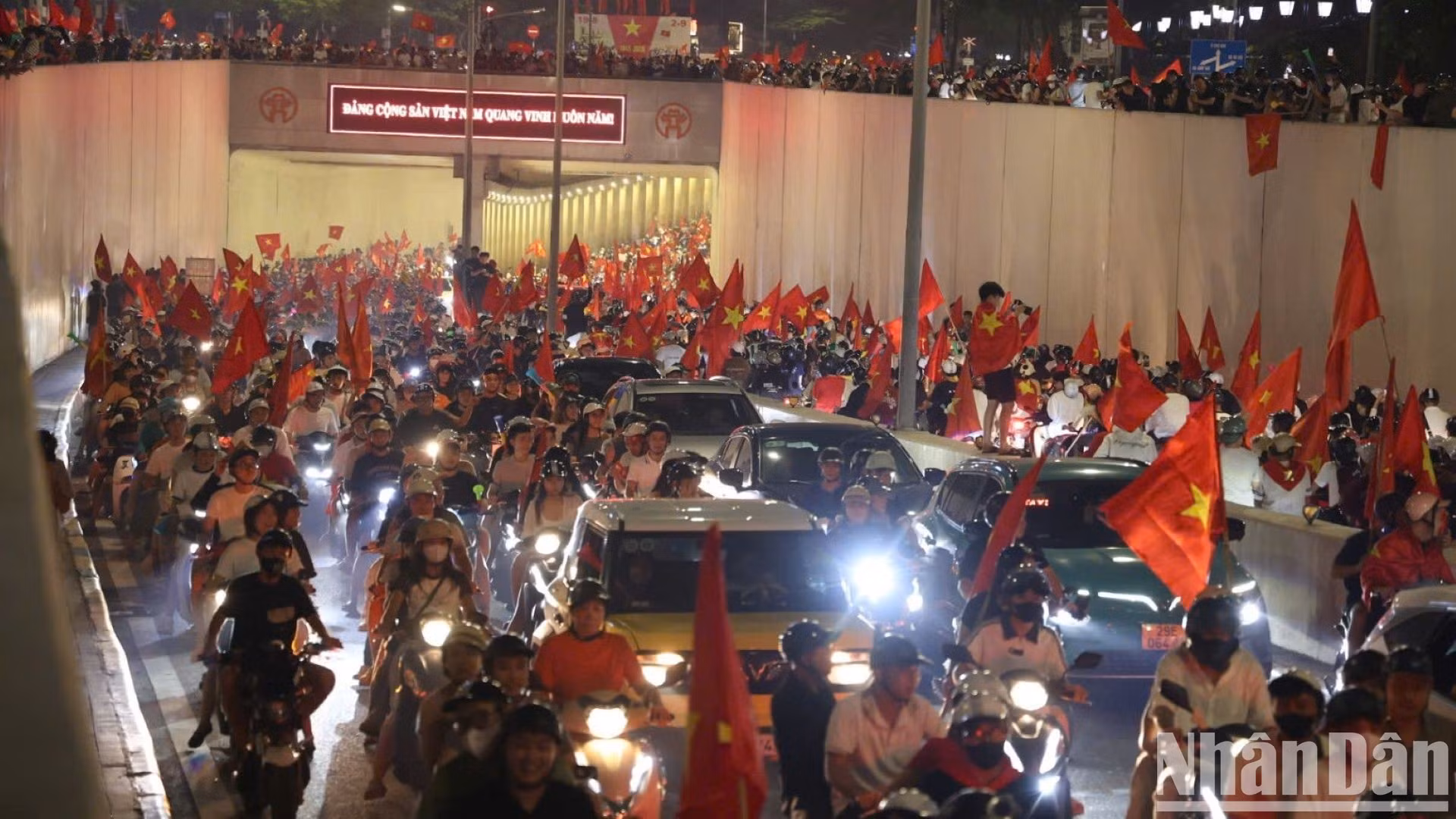Une foule de supporters déferle dans les rues. (Photo : The Dai)