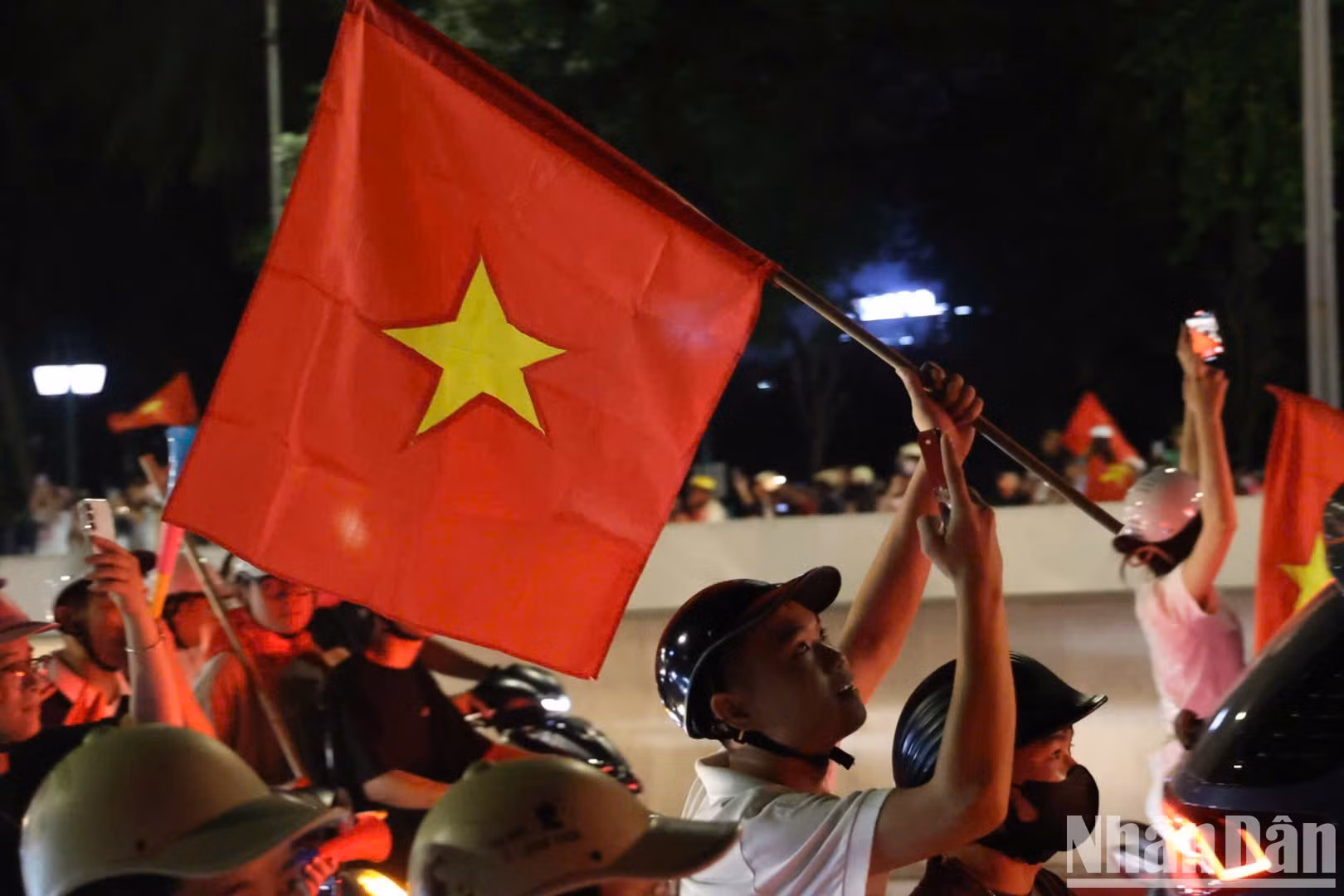 Les drapeaux nationaux flottent dans les rues de Hanoï. (Photo : The Dai)