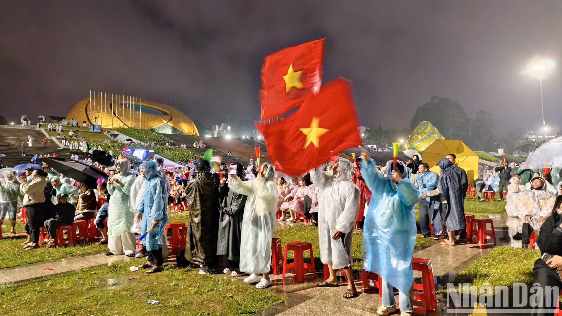 À Da Lat, dans la province de Lam Dong, les supporters bravent la pluie pour encourager la sélection nationale. (Photo : Mai Van Bao)