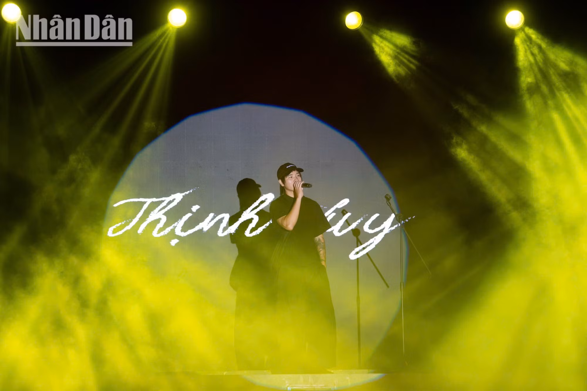 Le chanteur Thinh Suy, dernier artiste invité de la soirée, interprète des chansons douces et empreintes d’émotion.