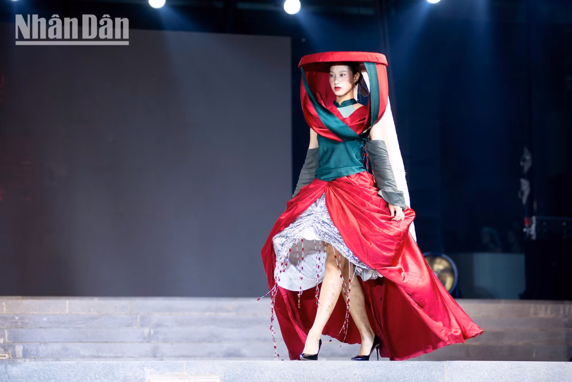 La collection « Dien Tong » évoque les cortèges nuptiaux traditionnels, l’áo tứ thân (tunique traditionnelle à quatre pans) et le nón quai thao (grand chapeau plat à jugulaire), autrefois portés dans la société vietnamienne.