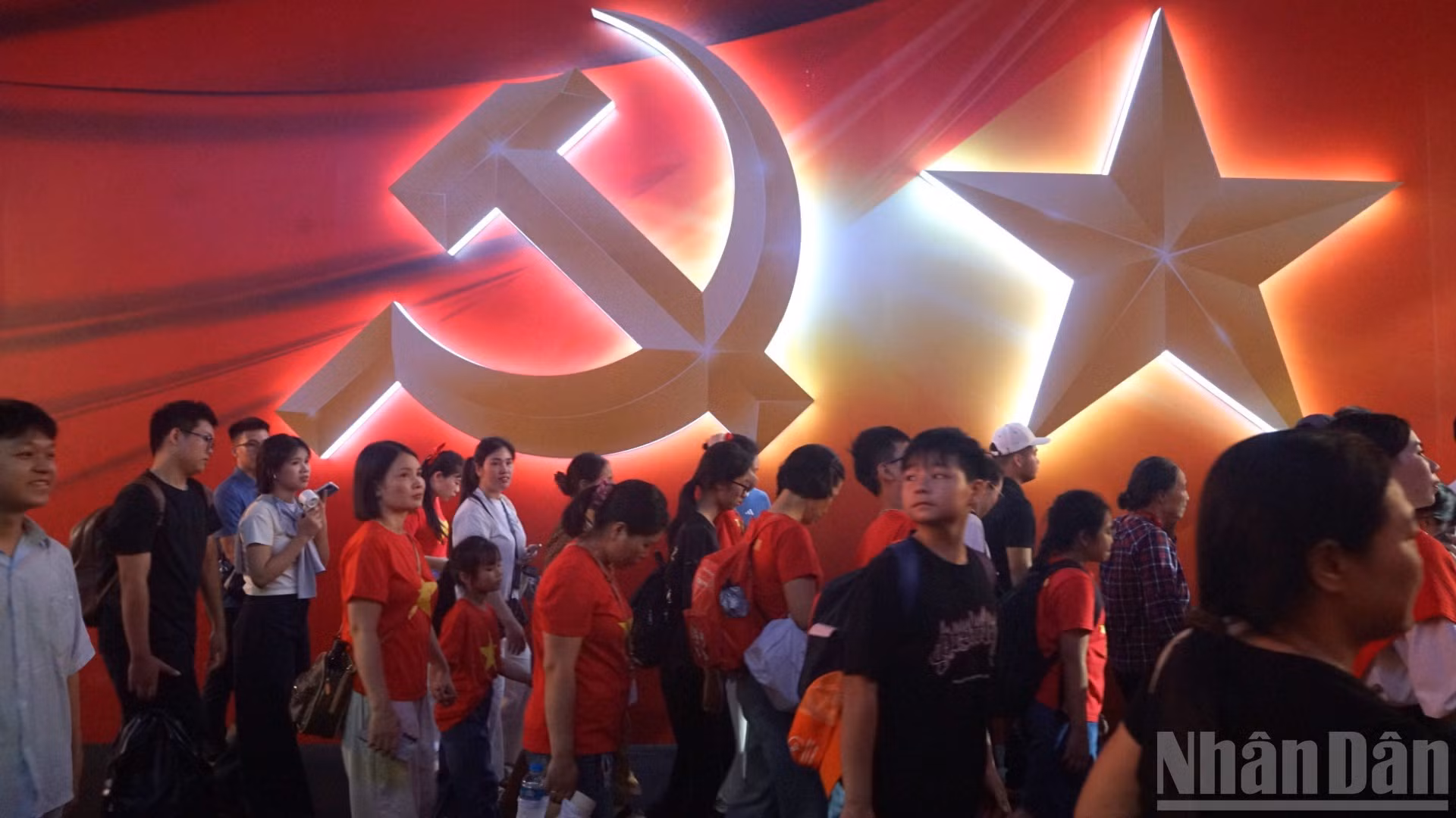 Les visiteurs se pressent dans l’espace d’exposition « 95 ans sous la lumière du drapeau du Parti ».