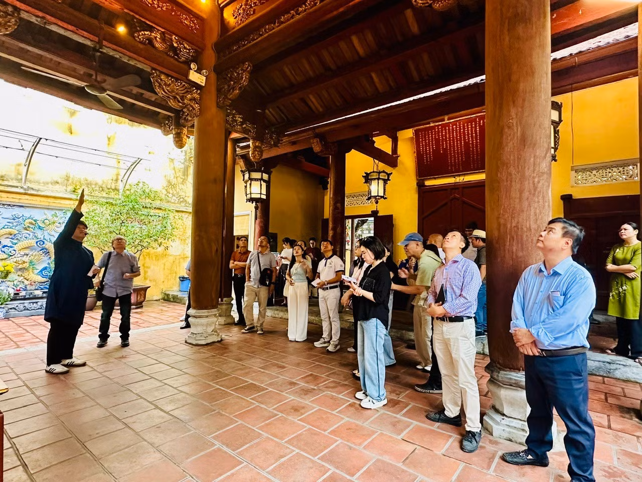 Des visiteurs découvrent l'architecture remarquable et les récits culturels du temple Bach Ma. (Photo : Hoang Quyen)