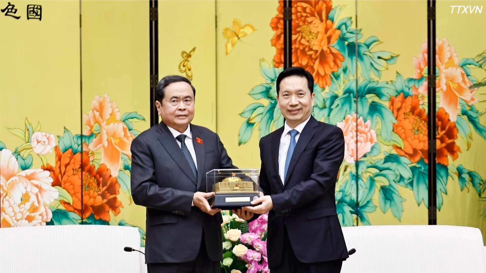 Le président de l’Assemblée nationale vietnamienne, Tran Thanh Man, remet un cadeau souvenir à Zhao Yide, secrétaire du Comité provincial du Parti du Shaanxi et président du Comité permanent de l’Assemblée populaire provinciale. Photo : Doan Tan/VNA.