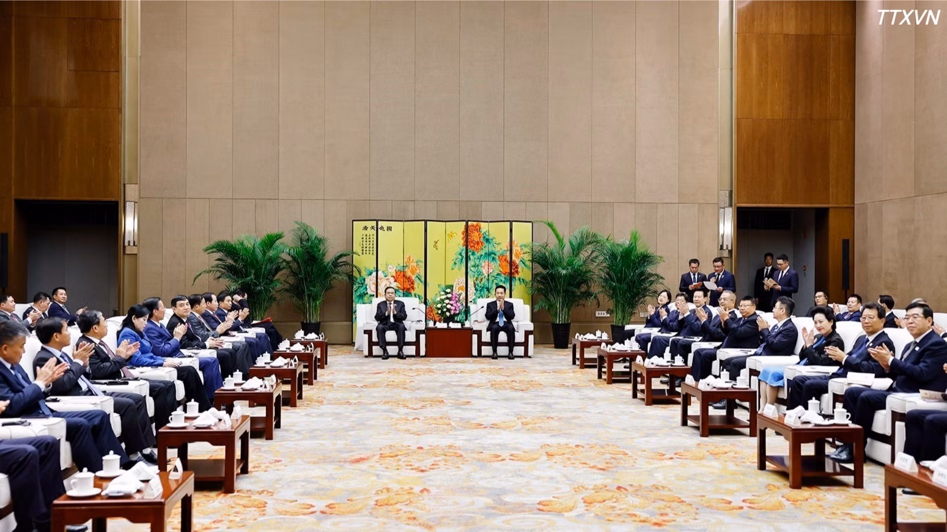Le président de l’Assemblée nationale vietnamienne, Tran Thanh Man, lors de sa rencontre avec Zhao Yide, secrétaire du Comité provincial du Parti du Shaanxi et président du Comité permanent de l’Assemblée populaire provinciale. Photo : Doan Tan/VNA.