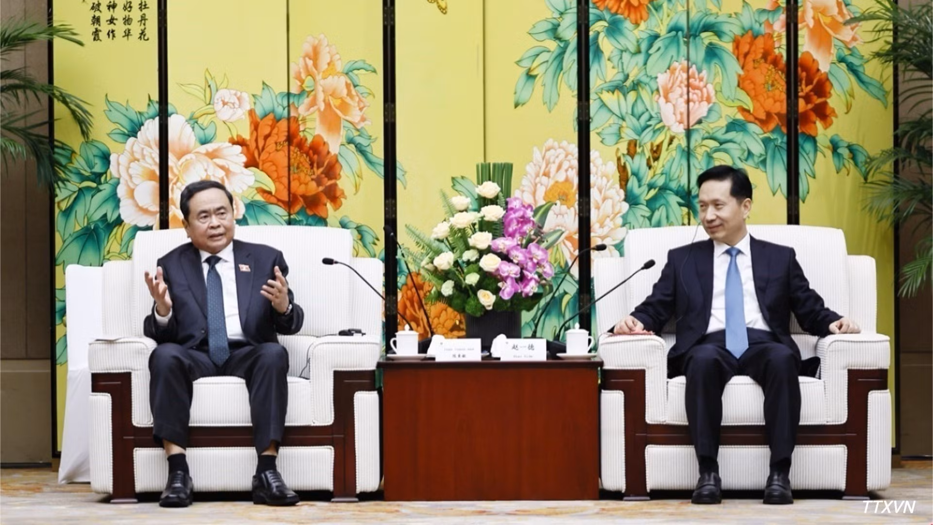 Le président de l’Assemblée nationale vietnamienne, Tran Thanh Man, reçoit Zhao Yide, secrétaire du Comité du Parti communiste chinois pour la province du Shaanxi et président du Comité permanent de l’Assemblée populaire provinciale. Photo : Doan Tan/VNA.