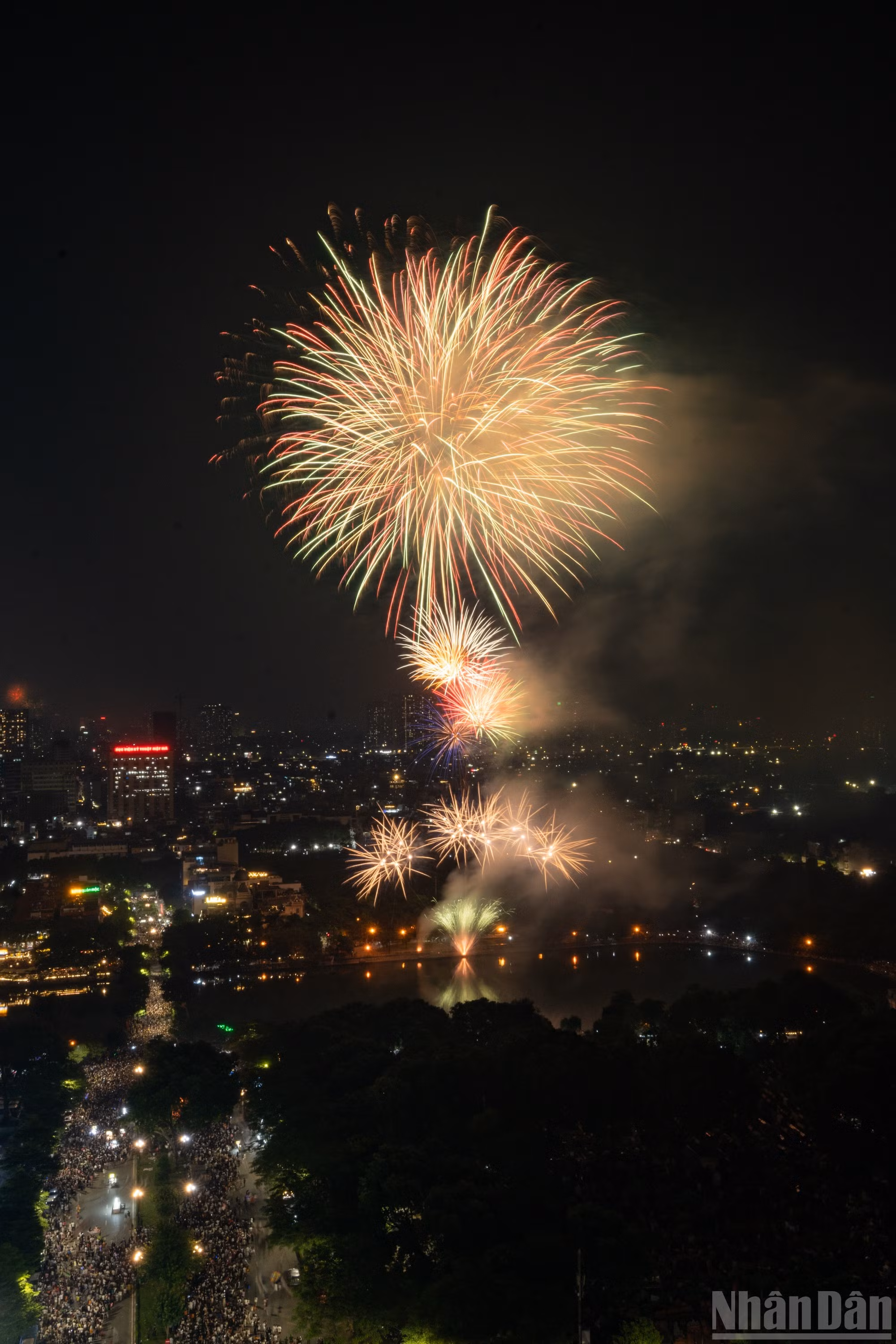 Les images prises au lac Van Quan le soir du 10 octobre témoignent de ce rassemblement et de l’ambiance des célébrations dans le secteur de Ha Dong.