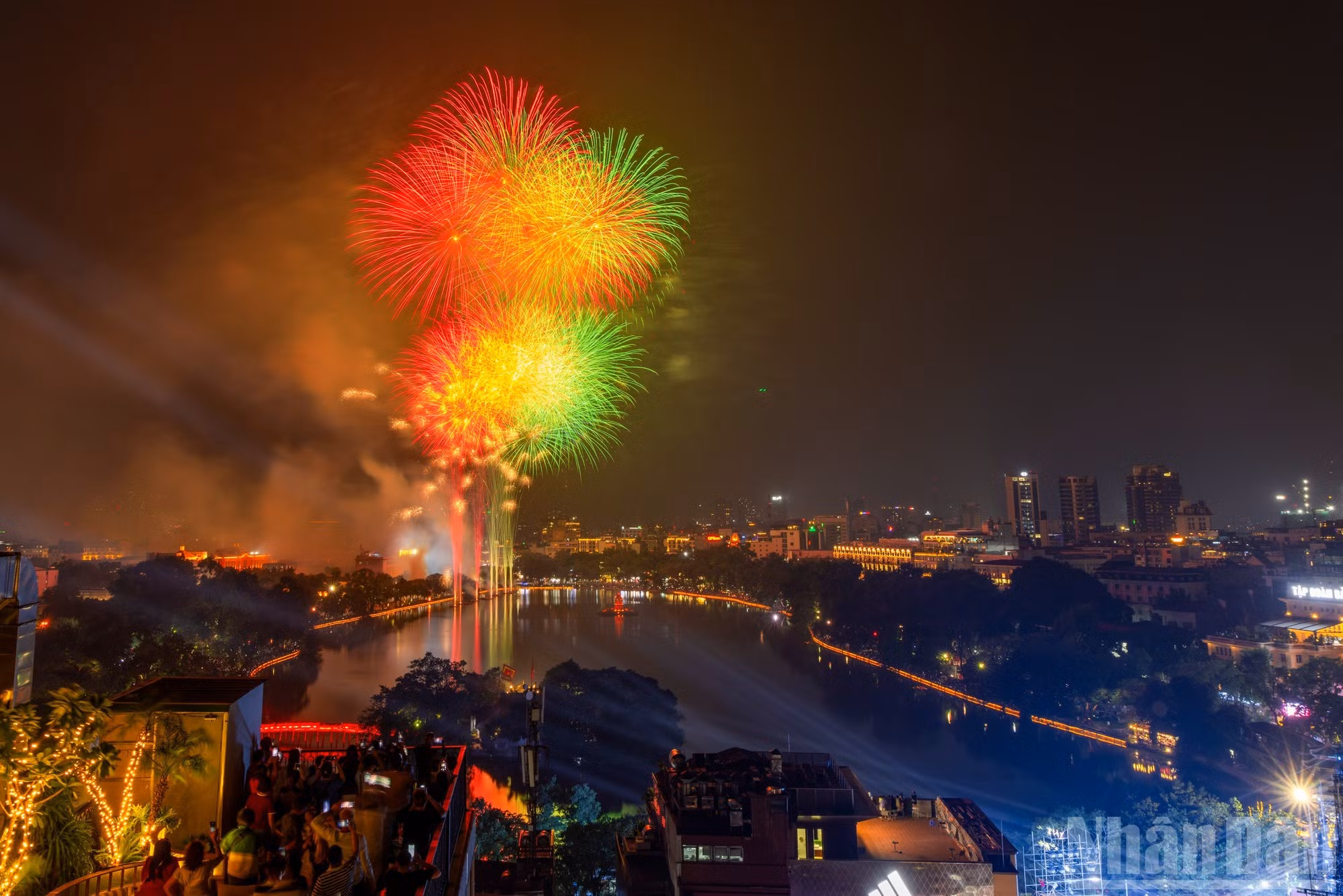 Le lac et le paysage du vieux quartier servent de décor au spectacle. Sur l’eau, 350 dispositifs pyrotechniques accompagnent des milliers de pièces de feux d’artifice tirées à haute et à basse altitude.