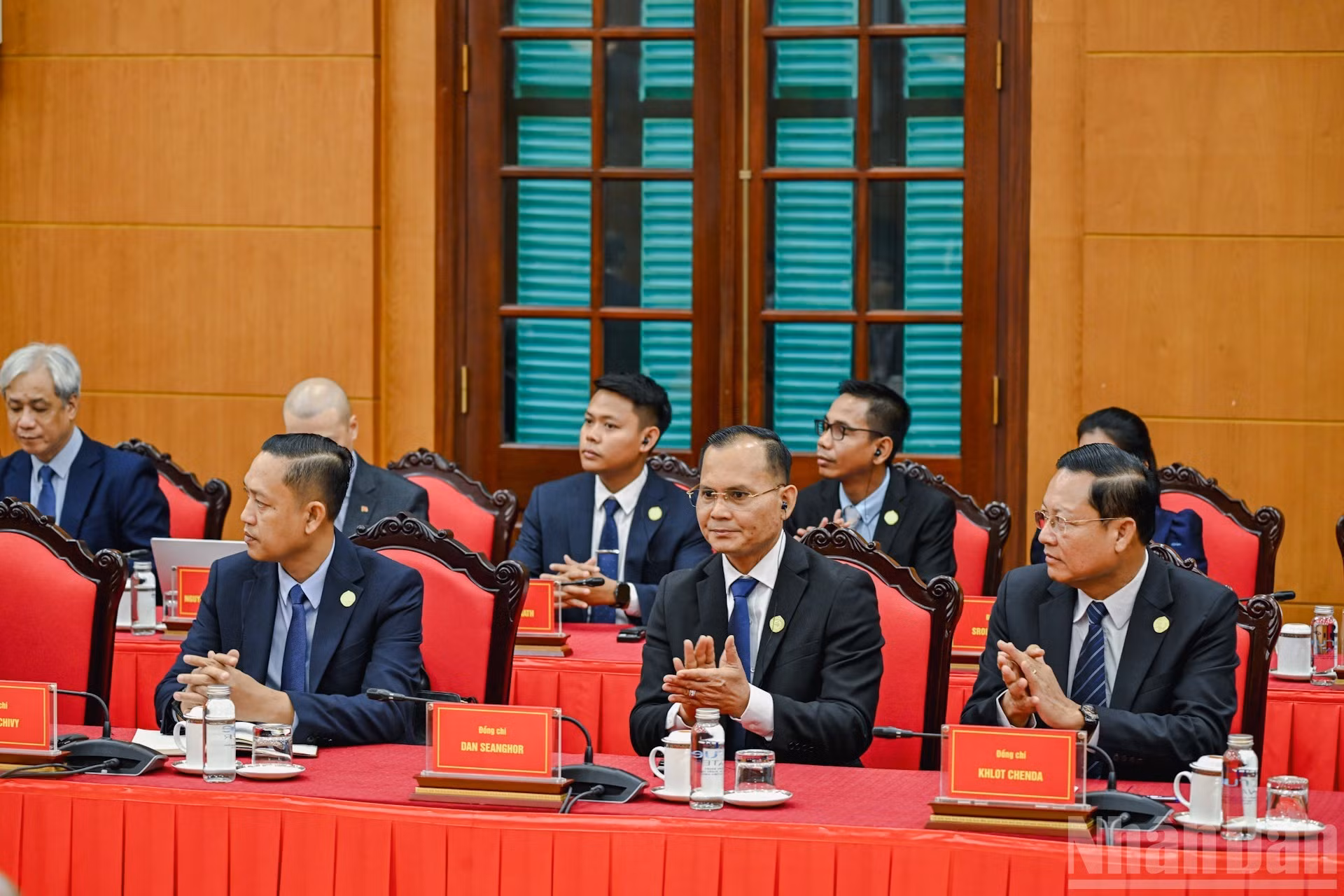 Les membres de la délégation de jeunes cadres dirigeants du Parti du peuple cambodgien participent à la rencontre. (Photo : Duy Linh)