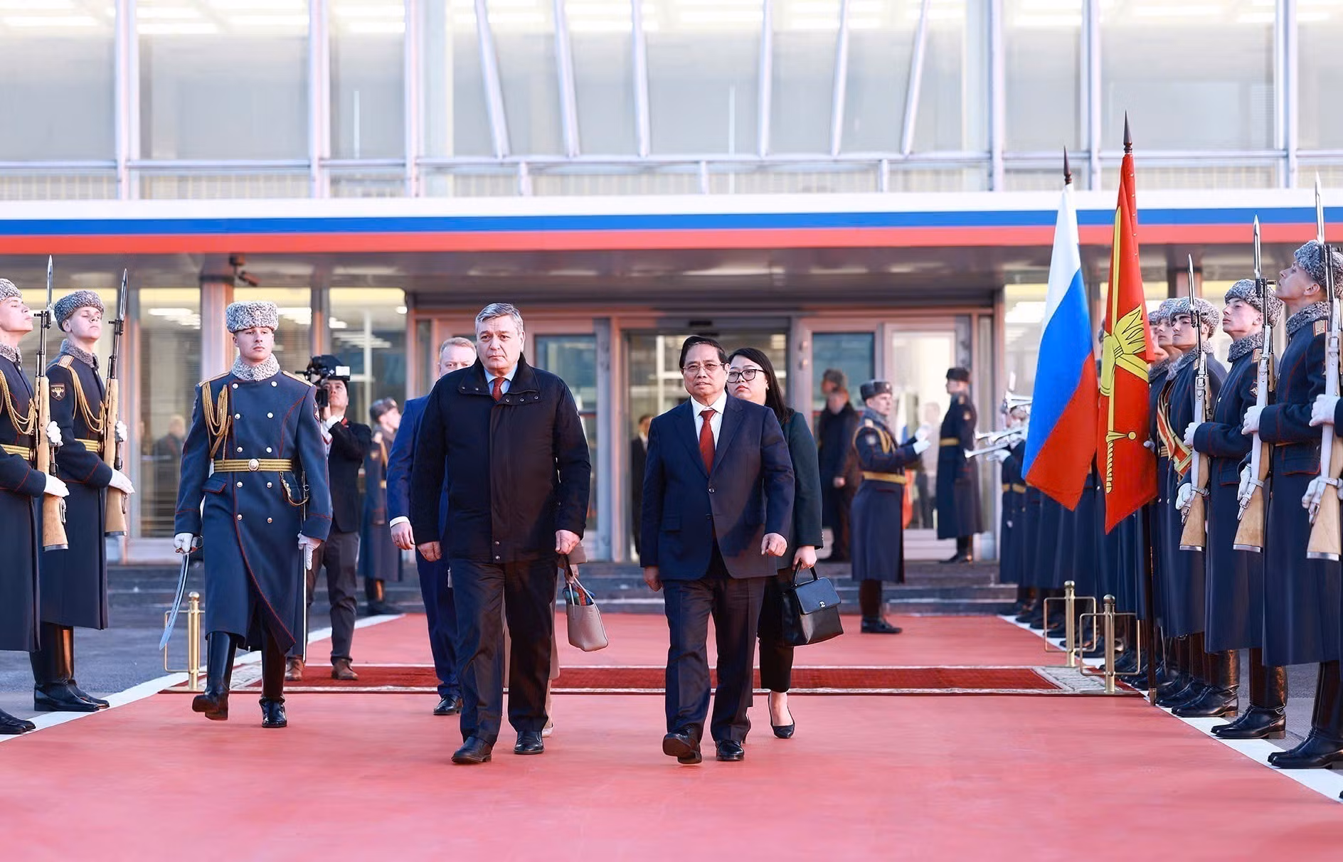 Cérémonie d’au revoir du Premier ministre Pham Minh Chinh à l’aéroport de Vnukovo 2, à Moscou. Photo : VNA
