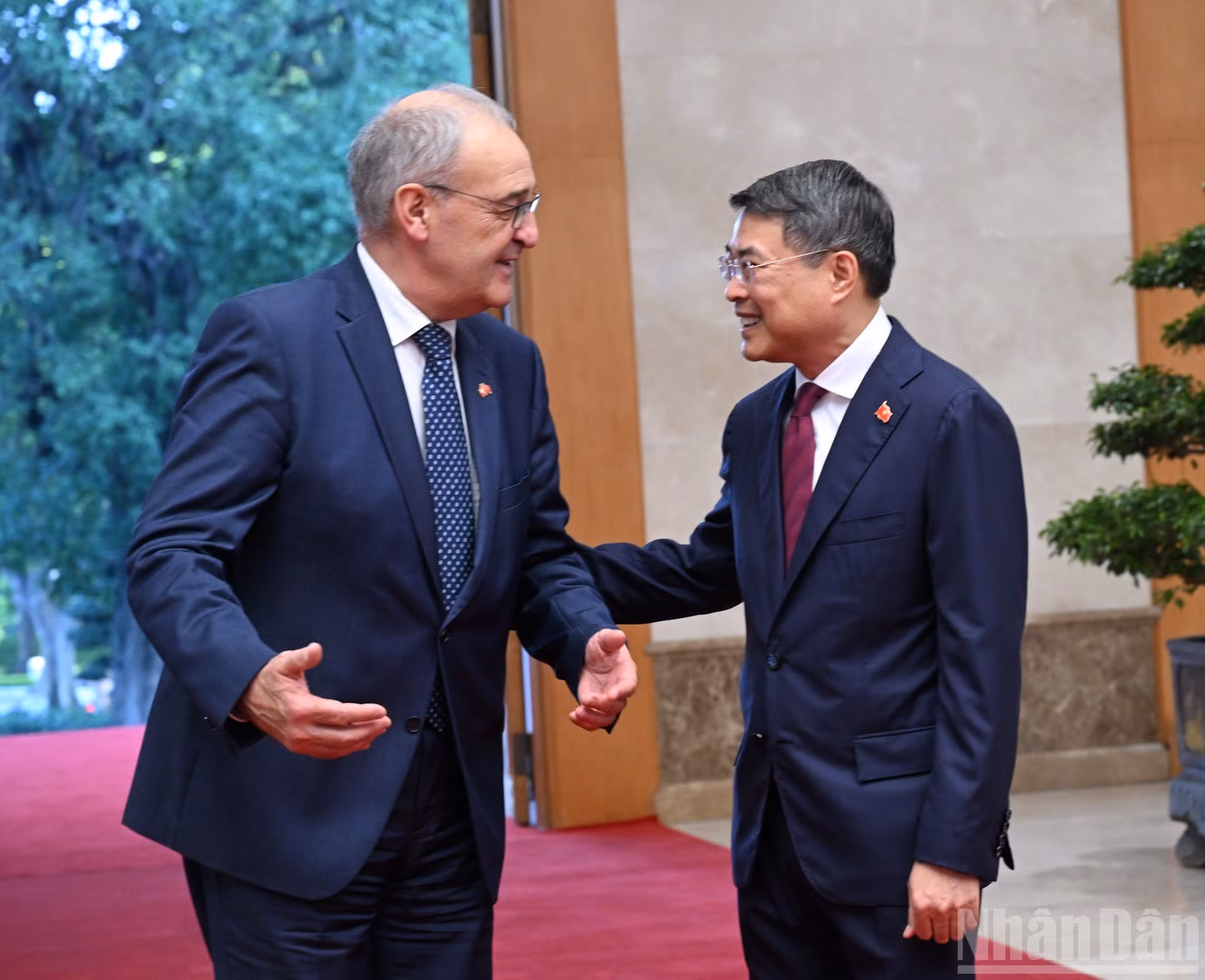 Le Premier ministre Le Minh Hung accueille le président de la Confédération suisse Guy Parmelin, en visite officielle au Vietnam.