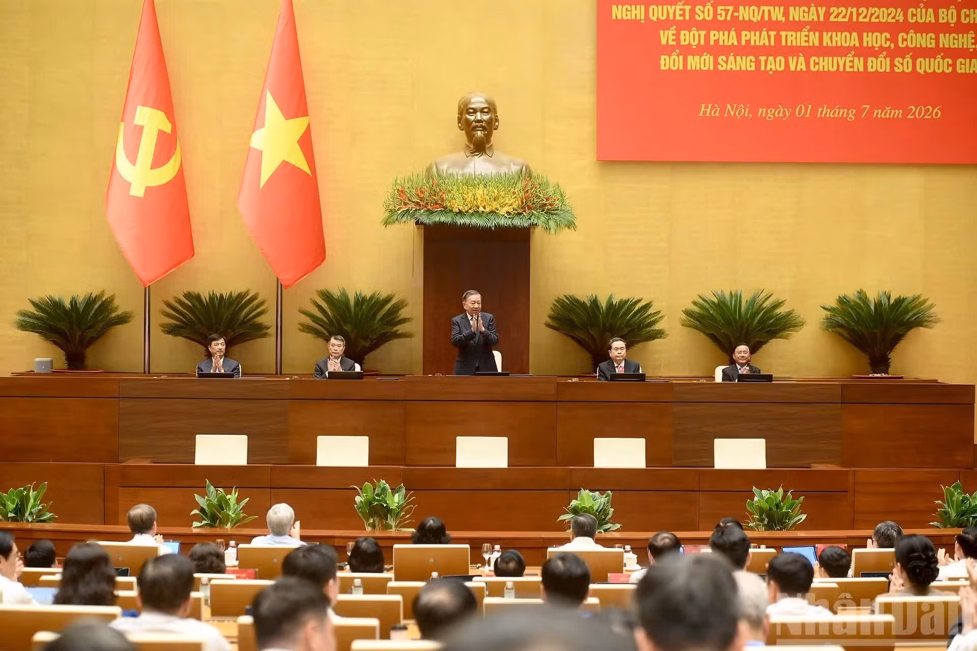 Le secrétaire général du Parti communiste du Vietnam et président vietnamien, To Lam, ainsi que les principaux dirigeants du Parti et de l'État président la conférence.