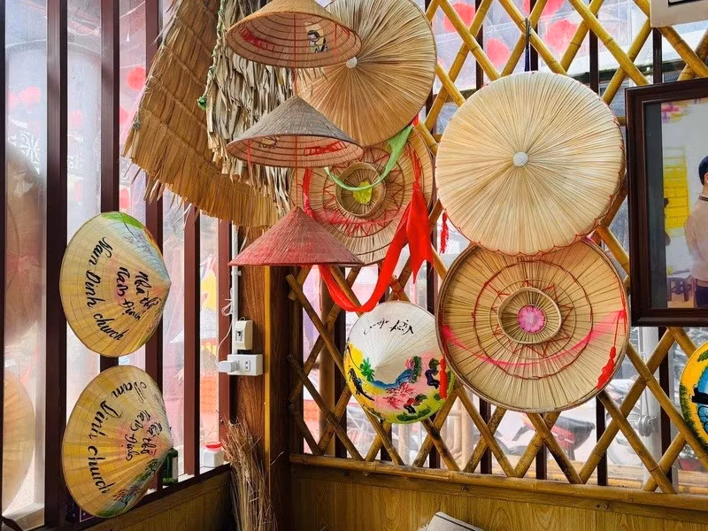 Le chapeau conique du village de Chuong (Thanh Oai, Hanoï) existe depuis des centaines d’années, étroitement lié à l’histoire de ce village ancien. Photo : Nhat Chi/congthuong.vn