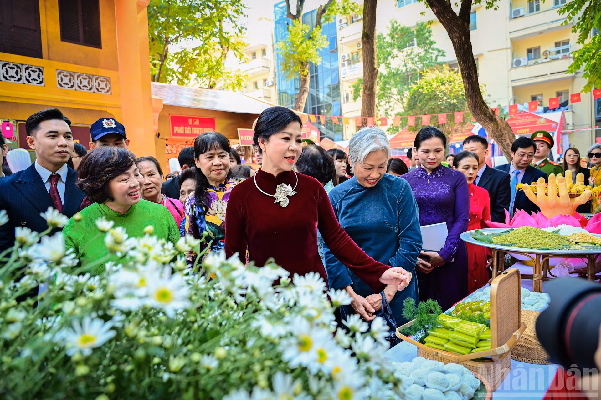 Madame Ngo Phuong Ly, épouse du secrétaire général du Parti communiste vietnamien, To Lam, visite l’espace dédié à la gastronomie vietnamienne au Festival international de la culture gastronomique 2025.