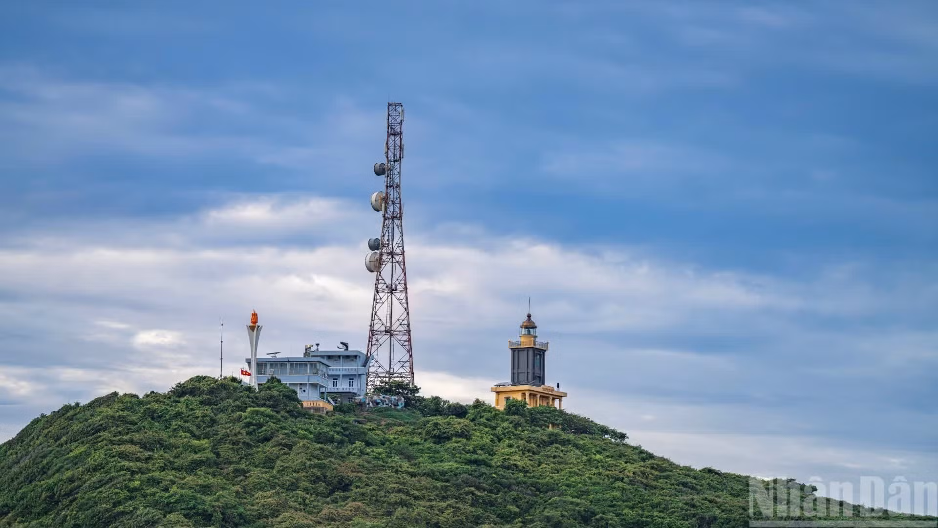 Vue aérienne du phare de Phu Quy, qui se dresse majestueusement entre ciel et mer. Avec une tour lumineuse de 18 mètres et une altitude totale dépassant 126 mètres, il figure parmi les phares les plus élevés et les plus imposants du Vietnam.