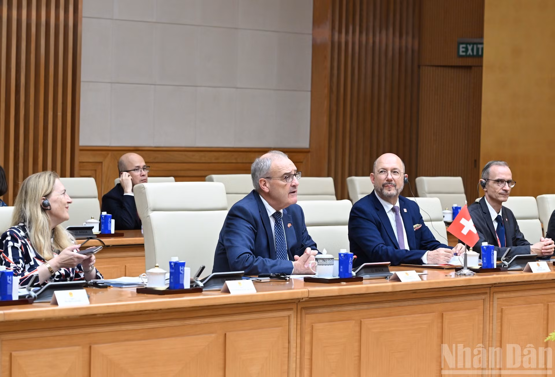 Le président de la Confédération suisse Guy Parmelin et les membres de sa délégation participent à la rencontre.