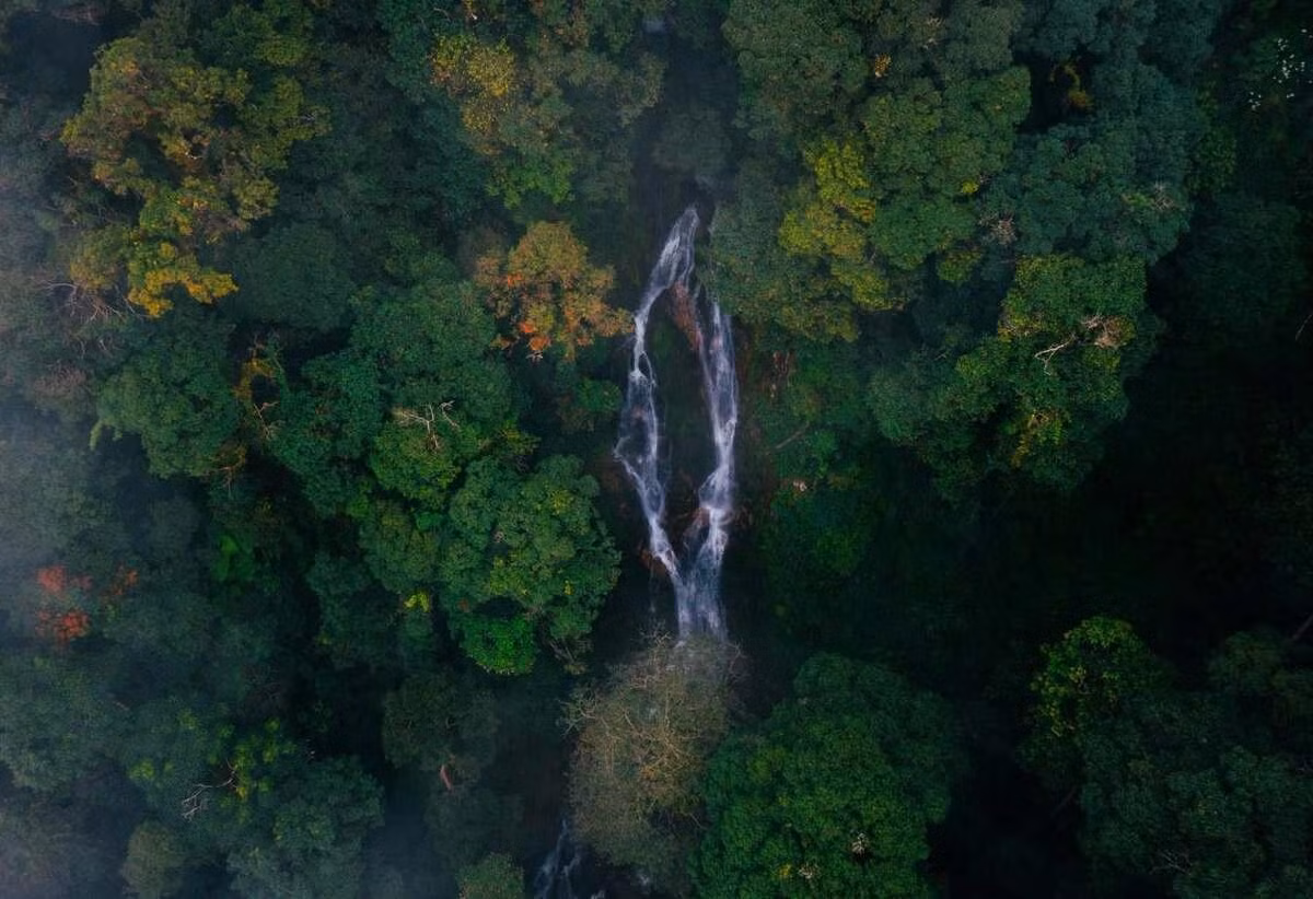 Sur la photo, une cascade située à environ deux heures de marche du point de départ.
