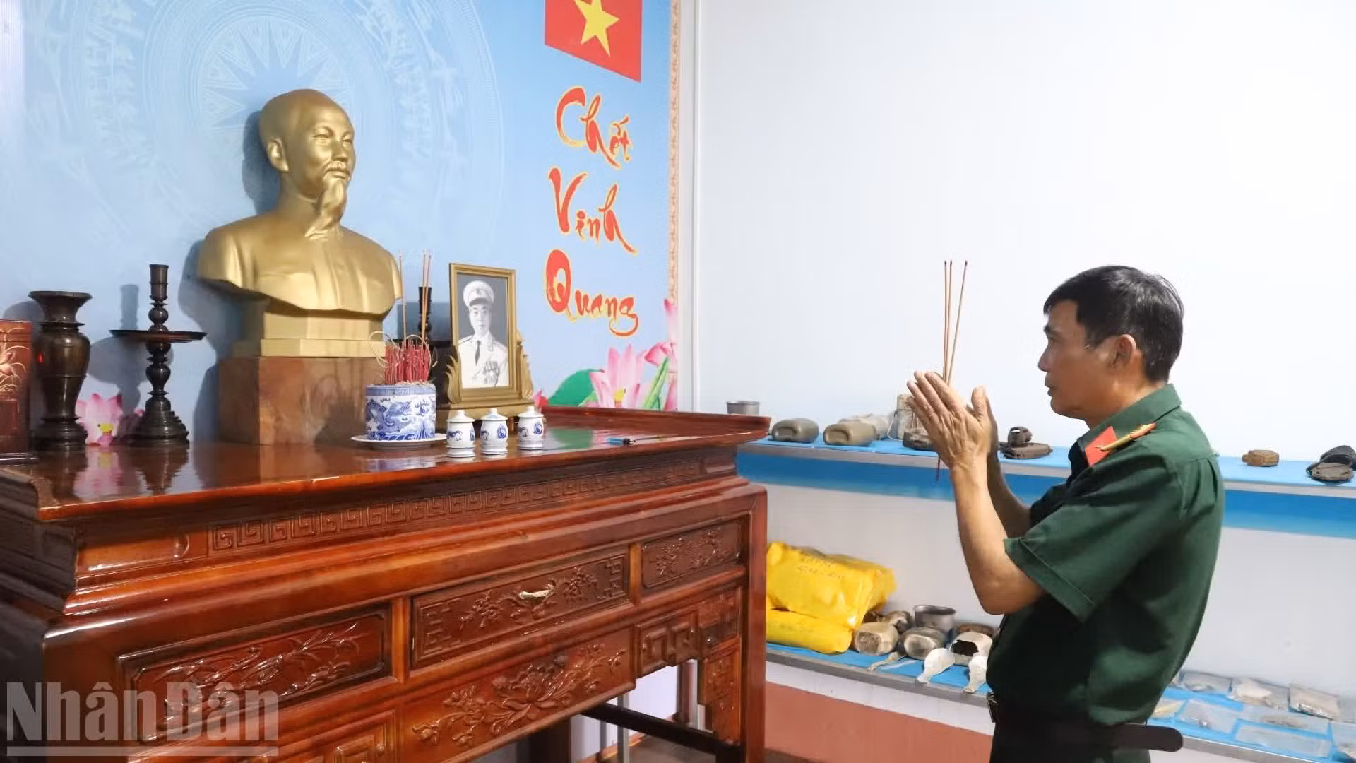 Le colonel Do Van Thieu, commissaire politique de l’équipe K51 du Commandement militaire de la province de Dak Lak, brûle de l’encens à la mémoire du Président Hô Chi Minh, du général Vo Nguyen Giap et des héros morts pour la Patrie, dans la salle où sont conservés leurs effets personnels.