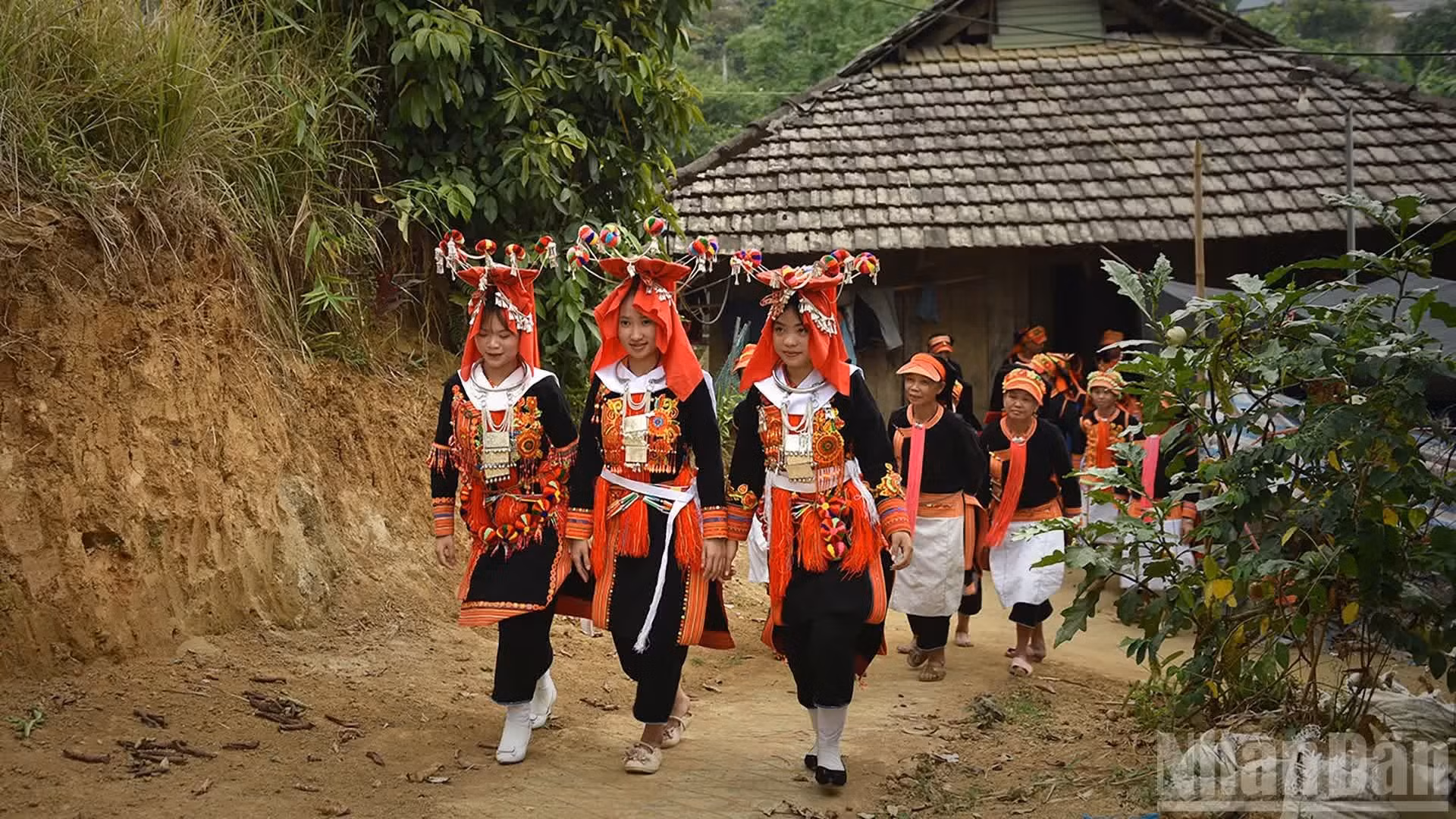 Le costume nuptial des femmes Dao Tuyen. (Photo : Vu Linh)