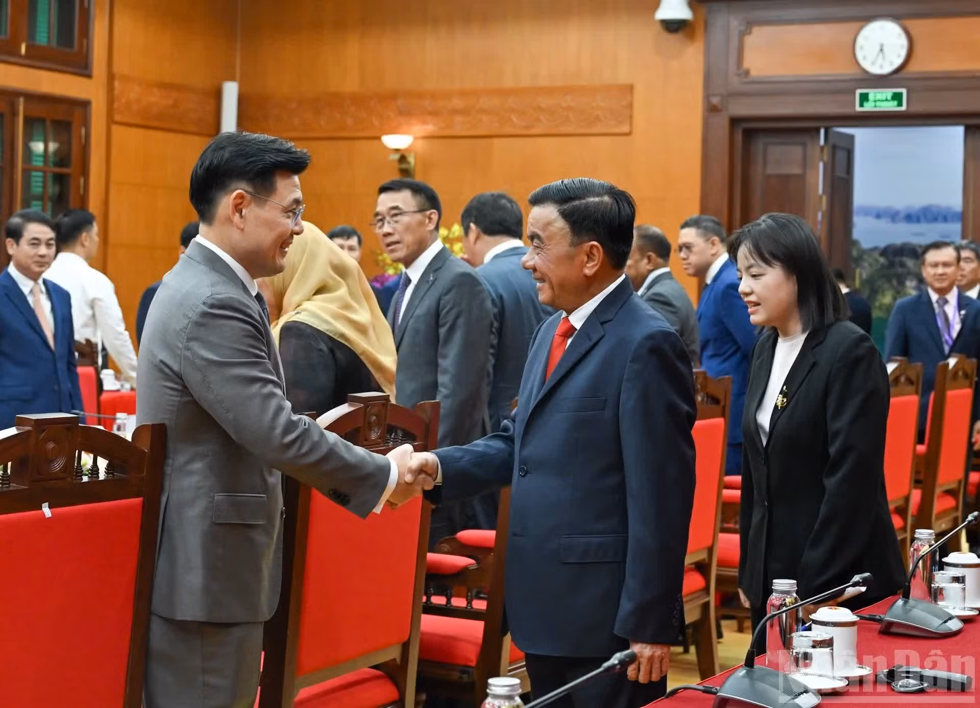 M. Tran Cam Tu et les chefs de délégation des partis politiques des pays de l’ASEAN lors de la réception. (Photo : Duy Linh)