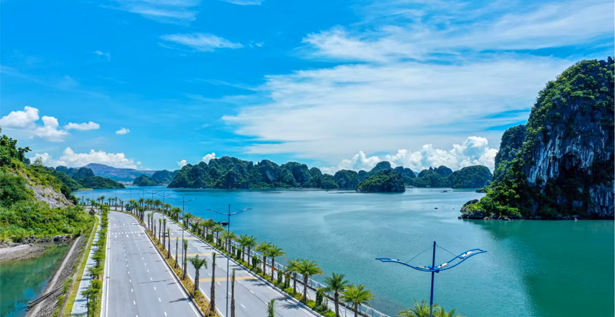 La route côtière Ha Long – Cam Pha, dans la province de Quang Ninh, considérée comme la plus belle du Vietnam.