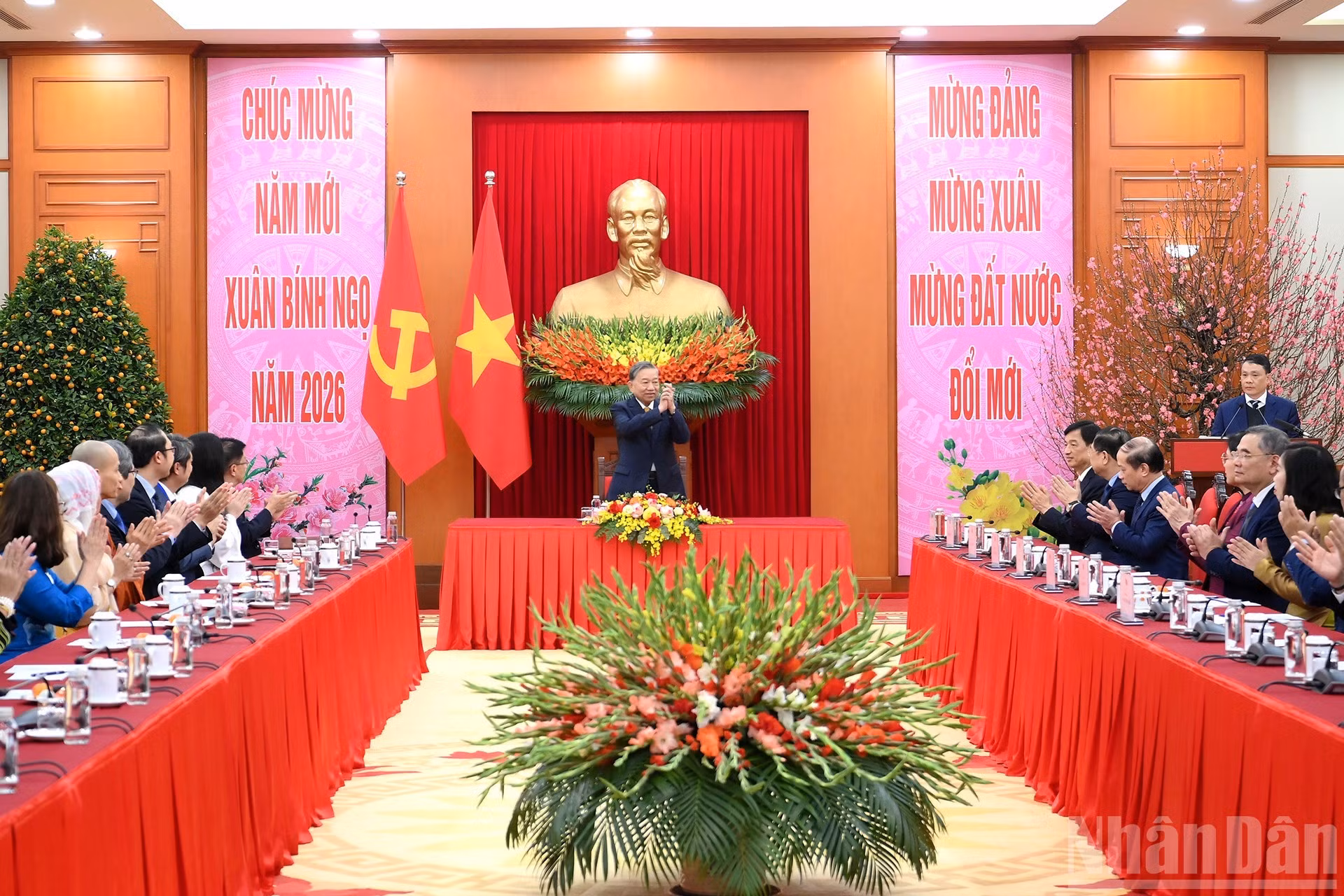 Le Secrétaire général To Lam préside la rencontre avec la délégation de Vietnamiens d’outre-mer participant au programme « Xuan Que huong 2026 ».