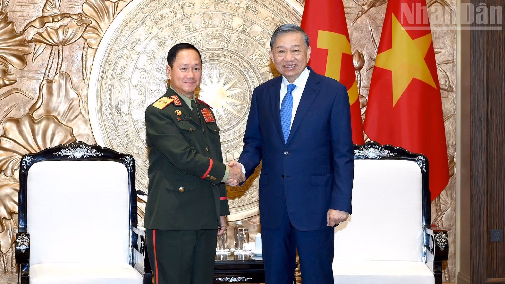 Le secrétaire général du Parti communiste du Vietnam et président de la République To Lam (à droite) reçoit le général Khamliang Outhakaysone, membre du Bureau politique, vice-Premier ministre et ministre de la Défense du Laos. (Photo : DANG KHOA)