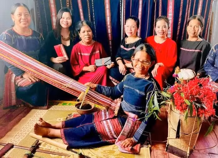 La docteure Vu Huyen Trang (deuxième à partir de la gauche) aux côtés d’artisanes bahnar. Photo : NVCC