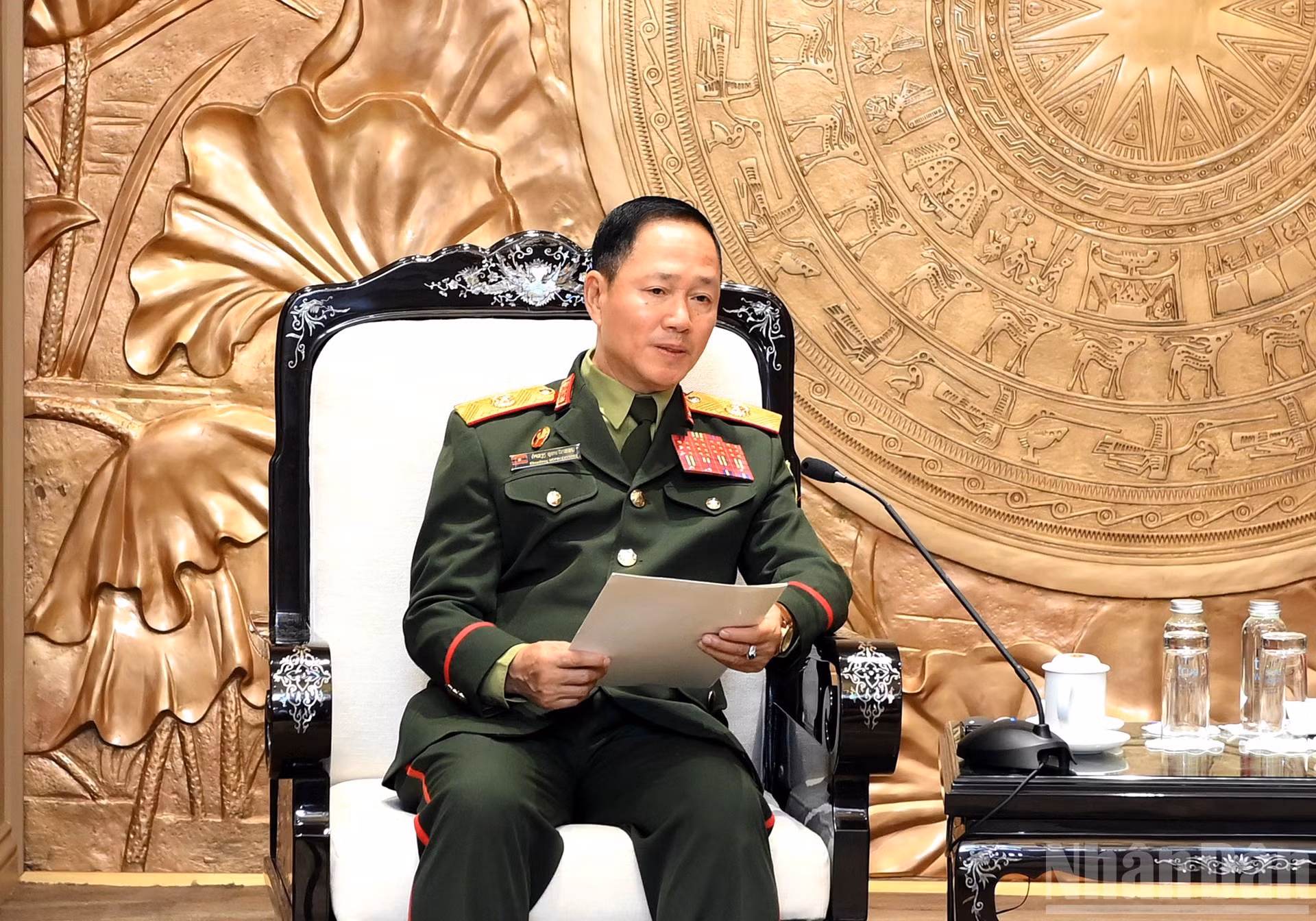 Le général Khamliang Outhakaysone, membre du Bureau politique du Comité central du Parti populaire révolutionnaire lao, vice-Premier ministre et ministre de la Défense du Laos, prend la parole lors de la rencontre.