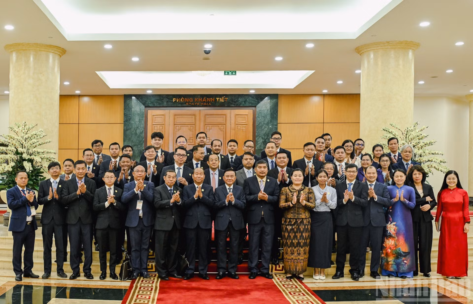 M. Tran Cam Tu, permanent du Secrétariat du CC du PCV, et les autres délégués aux côtés de la délégation de jeunes cadres dirigeants du Parti du peuple cambodgien. (Photo : Duy Linh)