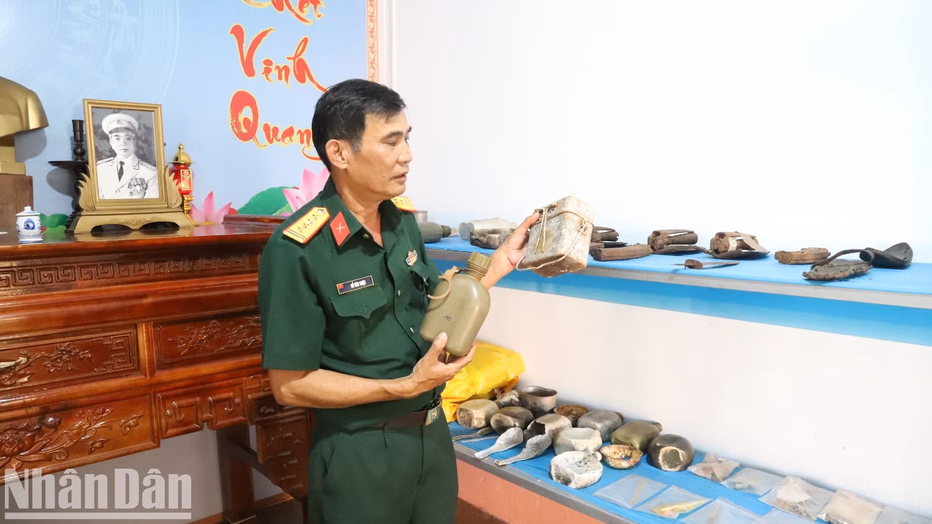 Le colonel Do Van Thieu, commissaire politique de l’équipe K51, présente les objets ayant appartenu aux disparus.