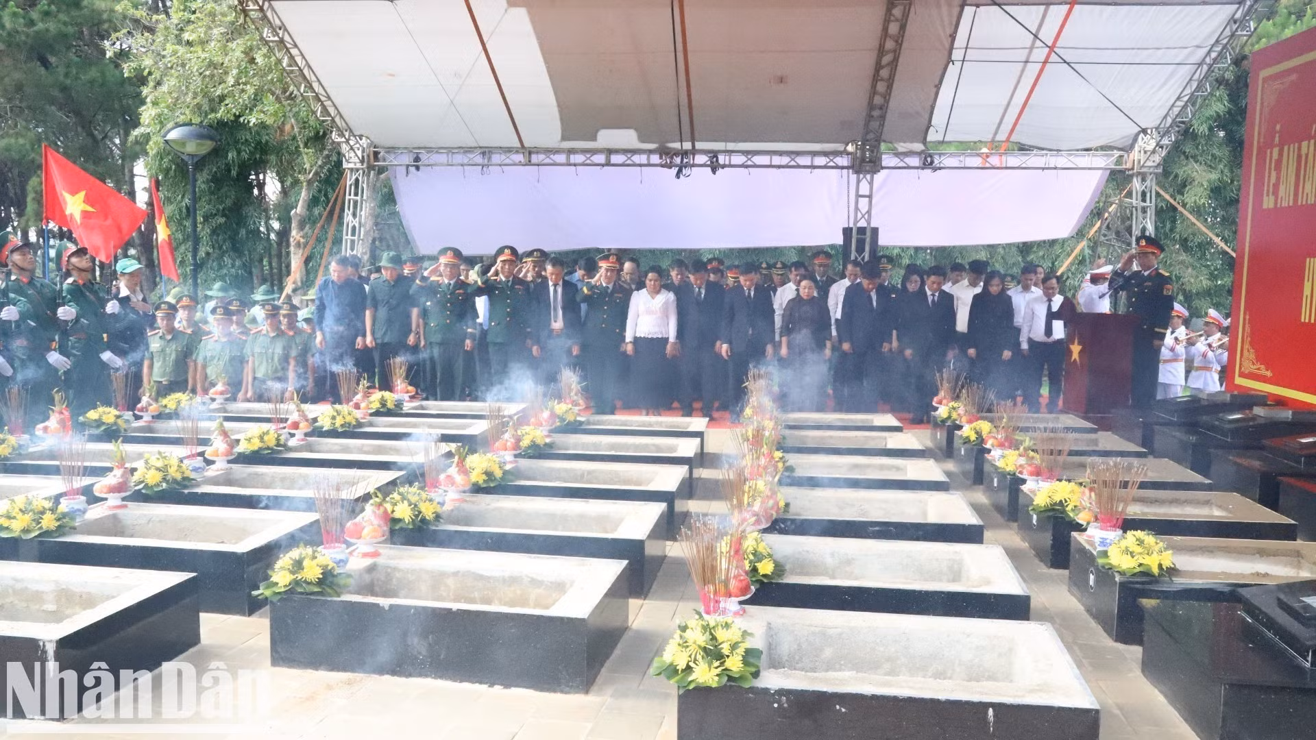 Les dépouilles des volontaires et experts vietnamiens tombés au Cambodge sont inhumées au Cimetière des morts pour la Patrie de la province de Dak Lak.