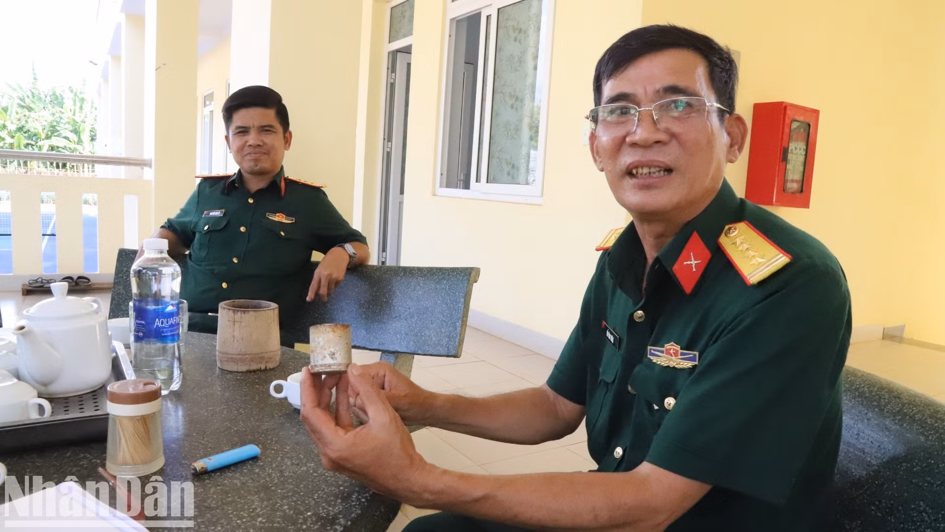 Le colonel Do Van Thieu montre une douille de grenade de M79 portant l’inscription : « Quan t’envoie dans l’autre monde ». Le sens exact de cette phrase n’a toujours pas été élucidé.