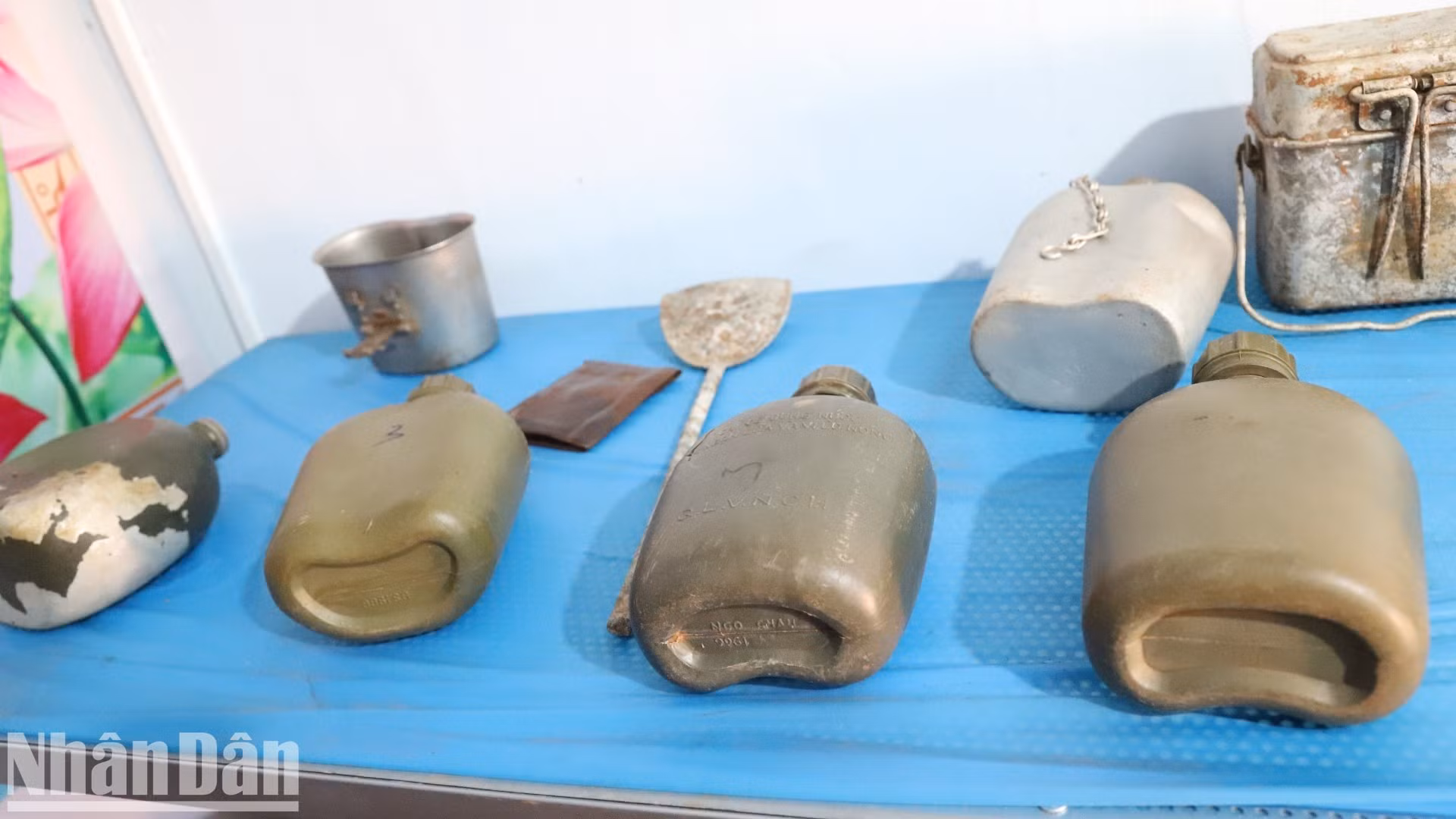 Des objets de la vie quotidienne utilisés par les soldats sur le champ de bataille.