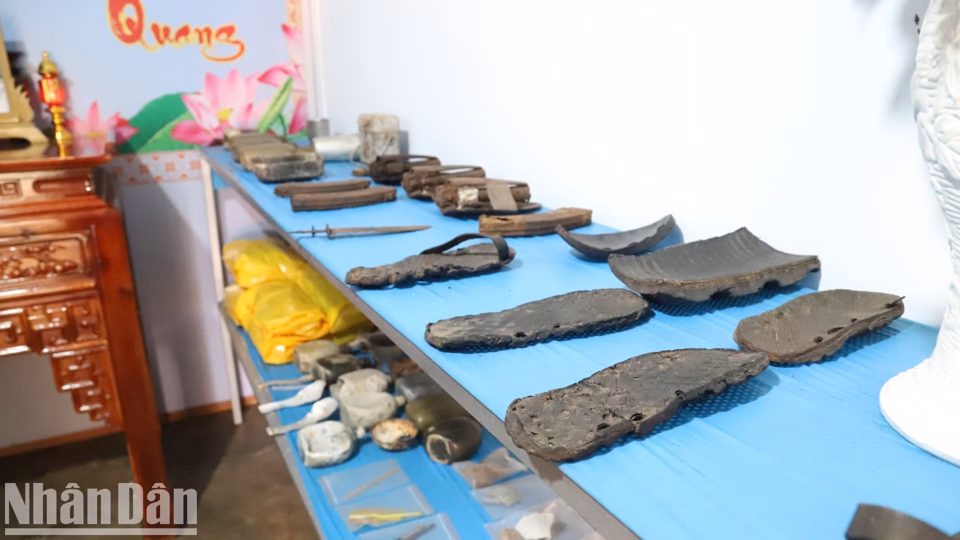 Parallèlement au rapatriement des dépouilles, l’équipe K51 a retrouvé de nombreux objets ayant appartenu aux soldats tombés au Cambodge. Ils sont aujourd’hui conservés dans sa caserne.