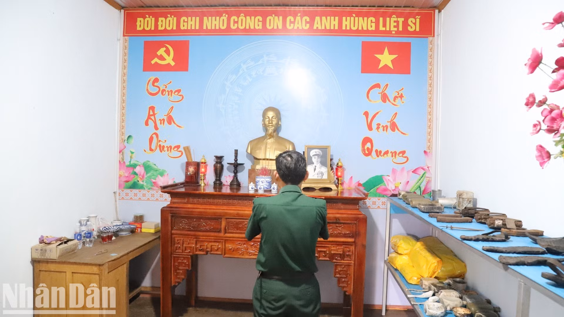 Le premier et le quinzième jour de chaque mois lunaire, les cadres et les soldats de l’équipe K51 brûlent de l’encens à la mémoire du Président Hô Chi Minh, du général Vo Nguyen Giap et des héros morts pour la Patrie, dans la salle de la caserne où sont conservés leurs effets personnels.