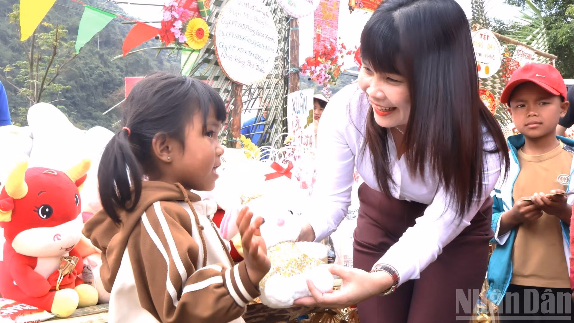 Des représentants de la province de Quang Tri ont remis des cadeaux aux enfants, apportant un sourire radieux sur leurs visages à l’approche du Nouvel An lunaire.
