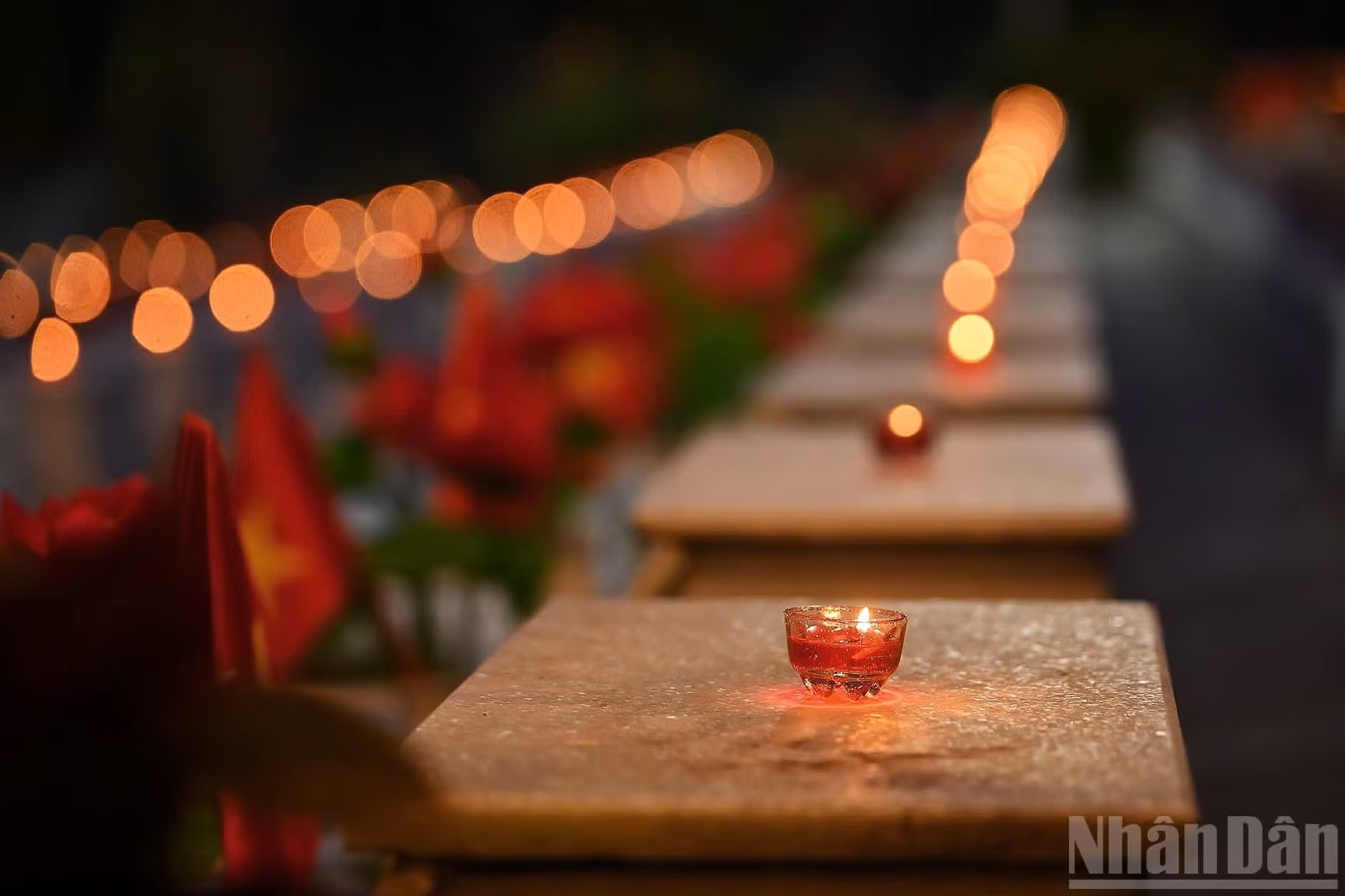Des milliers de bougies rouges illuminent les tombes des soldats morts au combat au cimetière national des martyrs de Vi Xuyen, dans la soirée du 14 juillet.